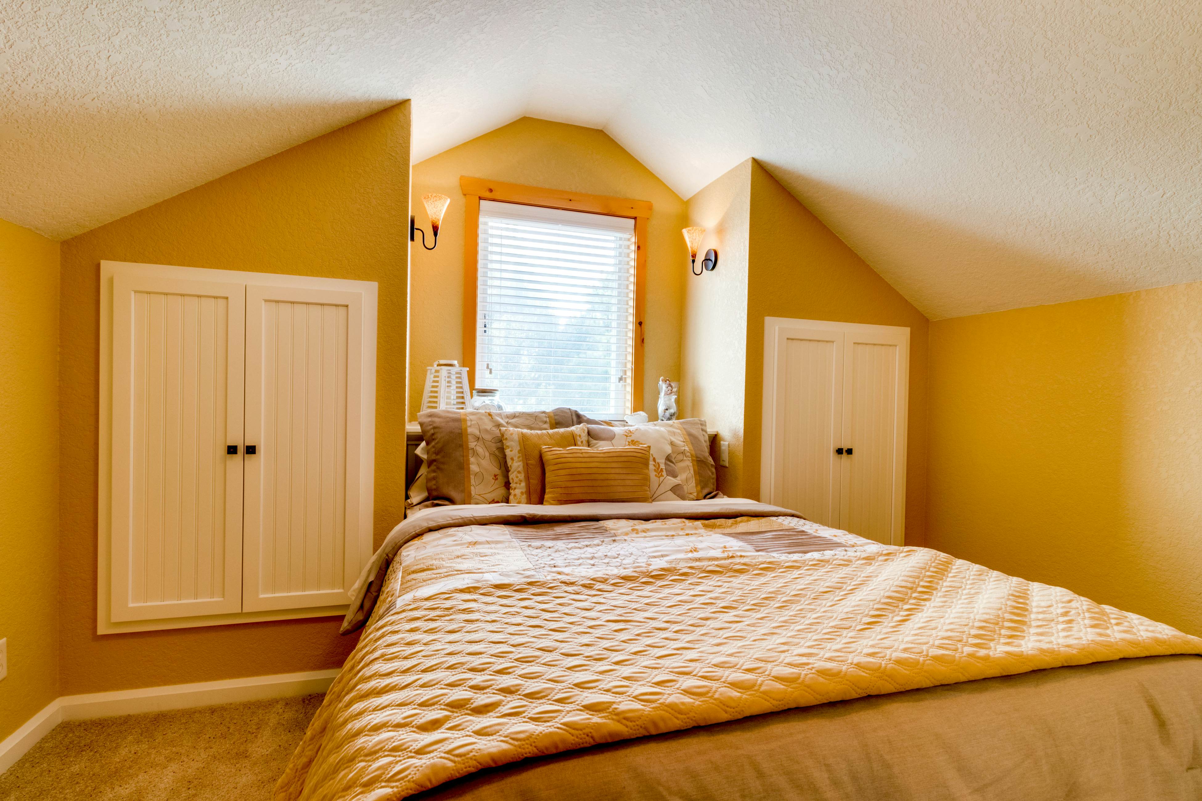 Waterfront home with furnished deck, firepit & amazing views - walk to the beach