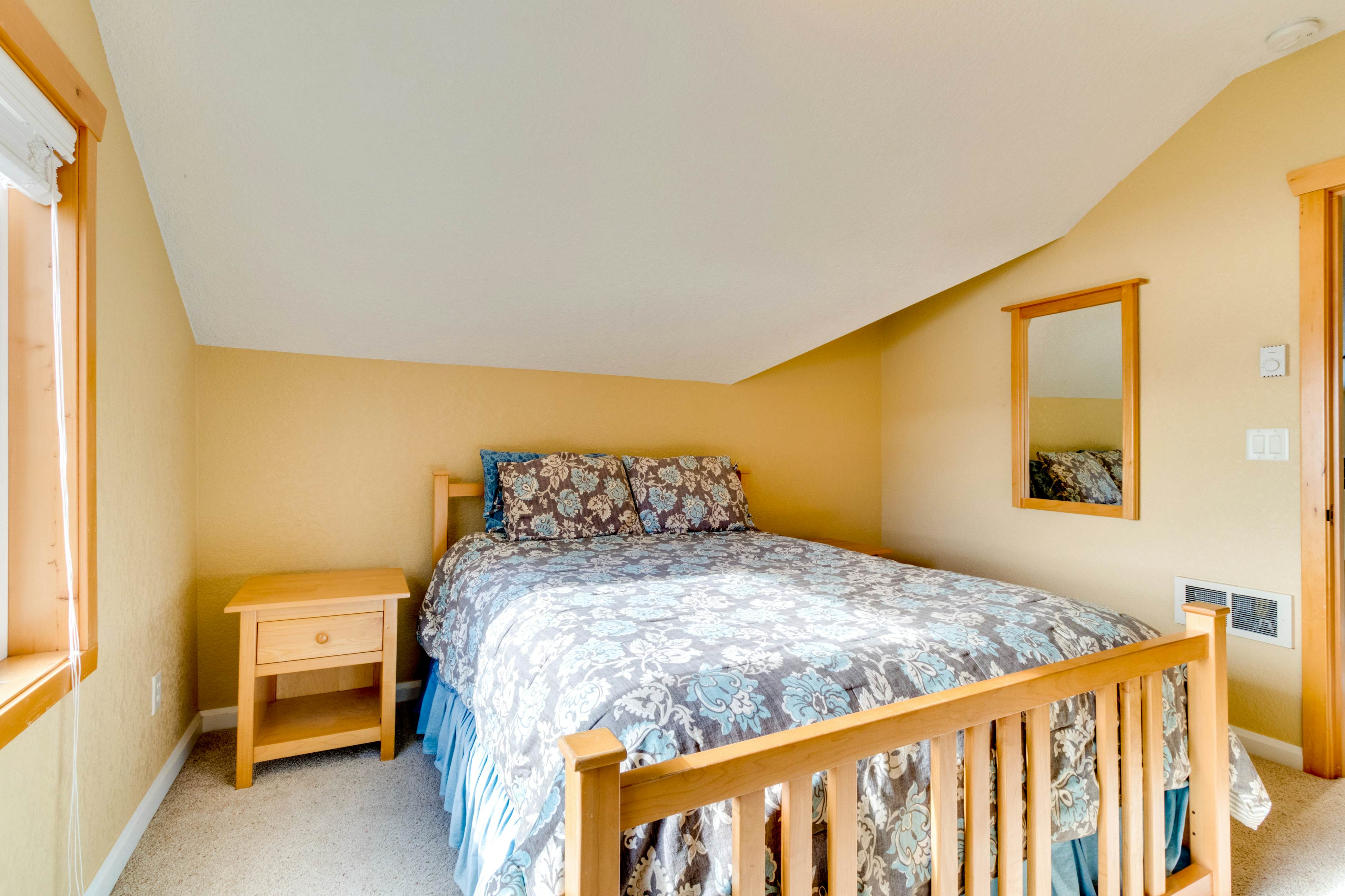 Waterfront home with furnished deck, firepit & amazing views - walk to the beach