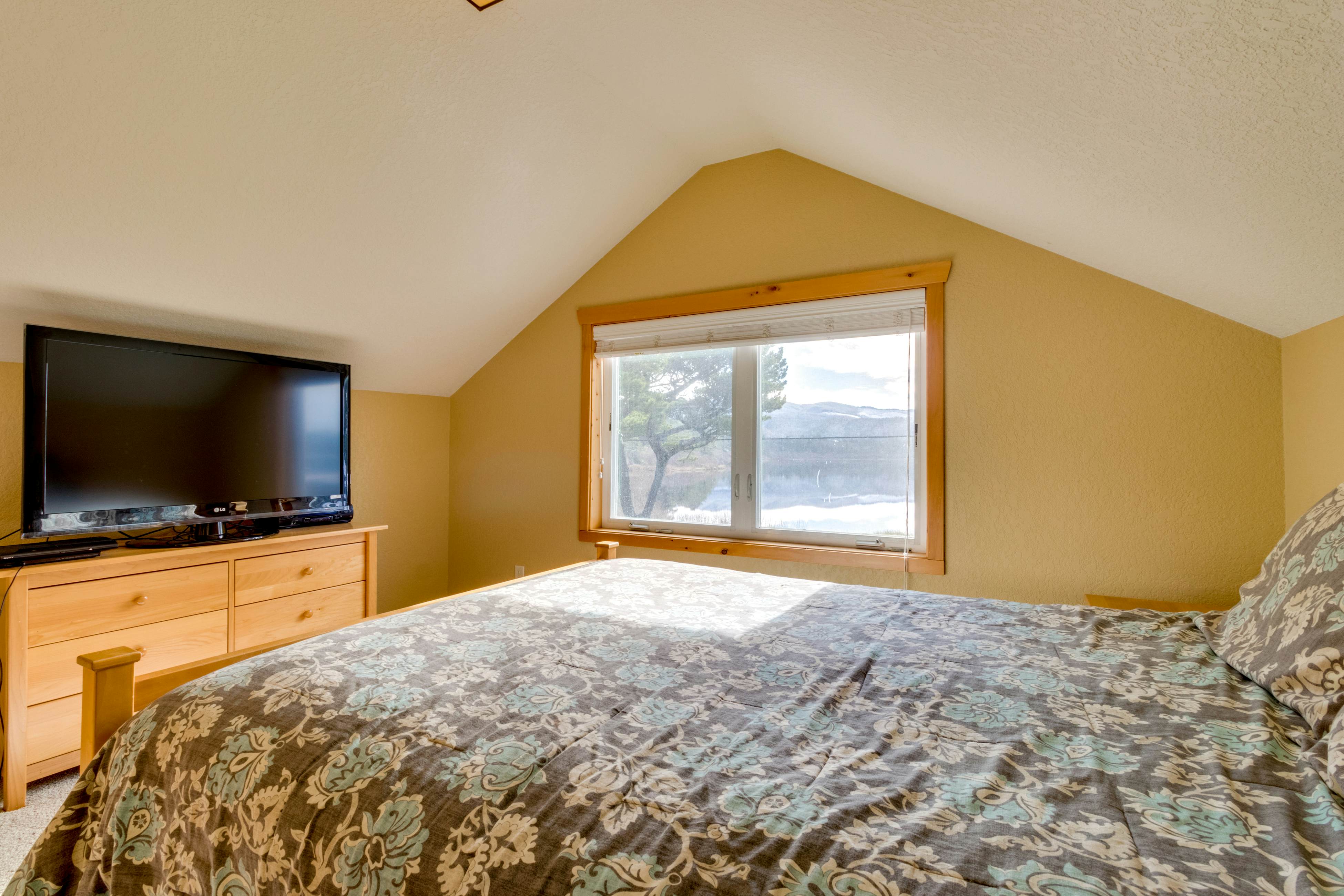 Waterfront home with furnished deck, firepit & amazing views - walk to the beach