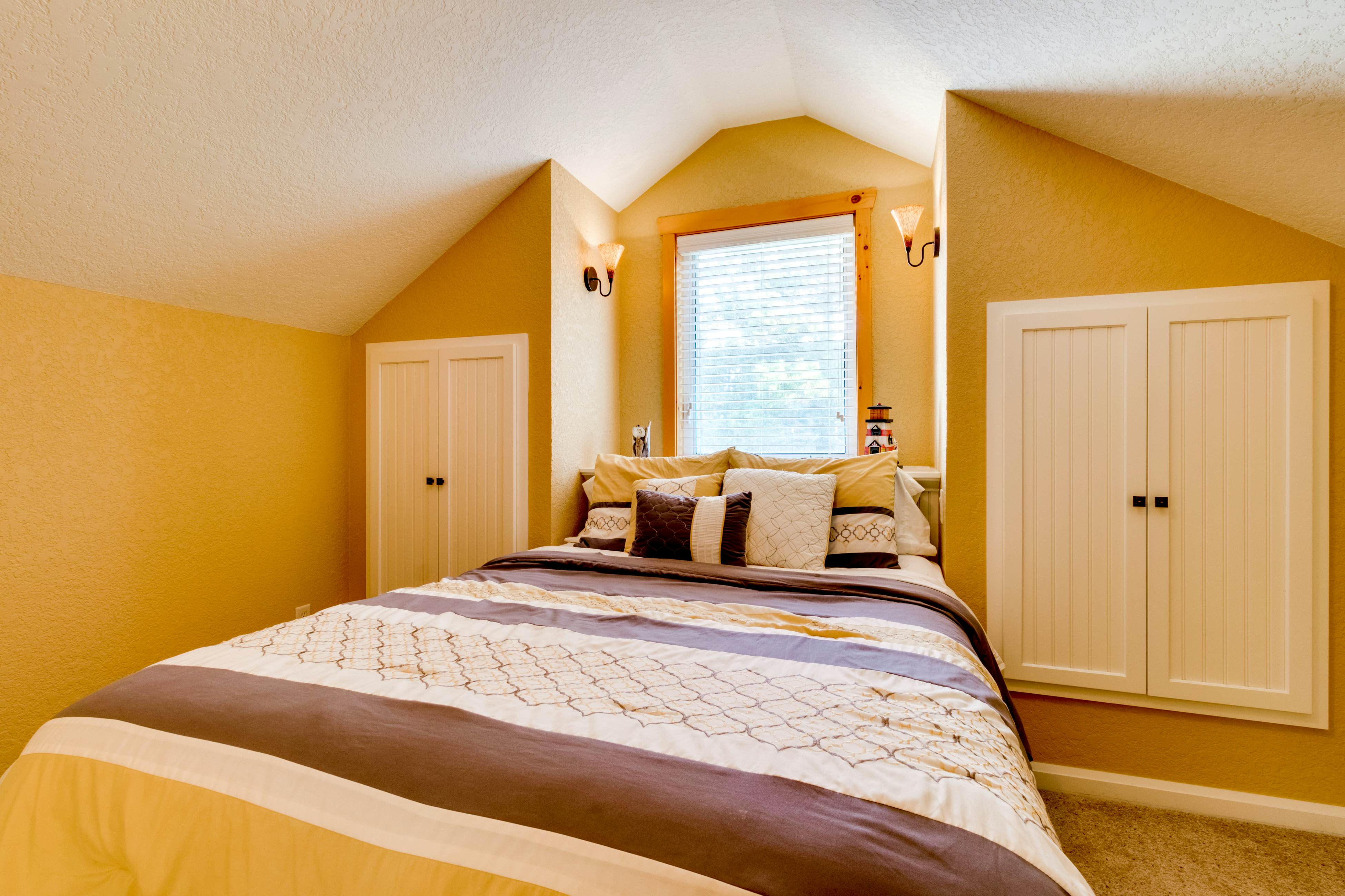 Waterfront home with furnished deck, firepit & amazing views - walk to the beach