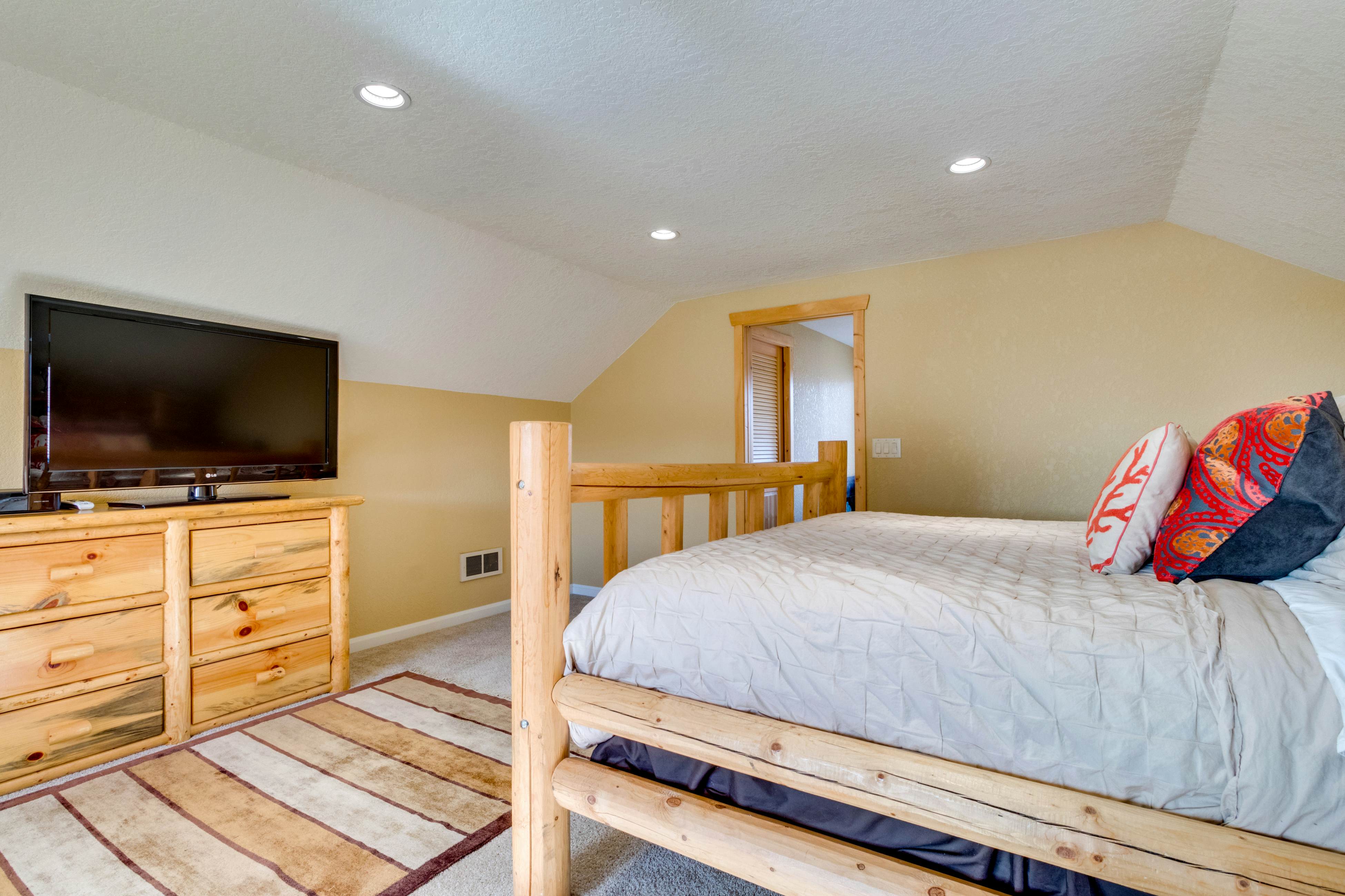 Waterfront home with furnished deck, firepit & amazing views - walk to the beach