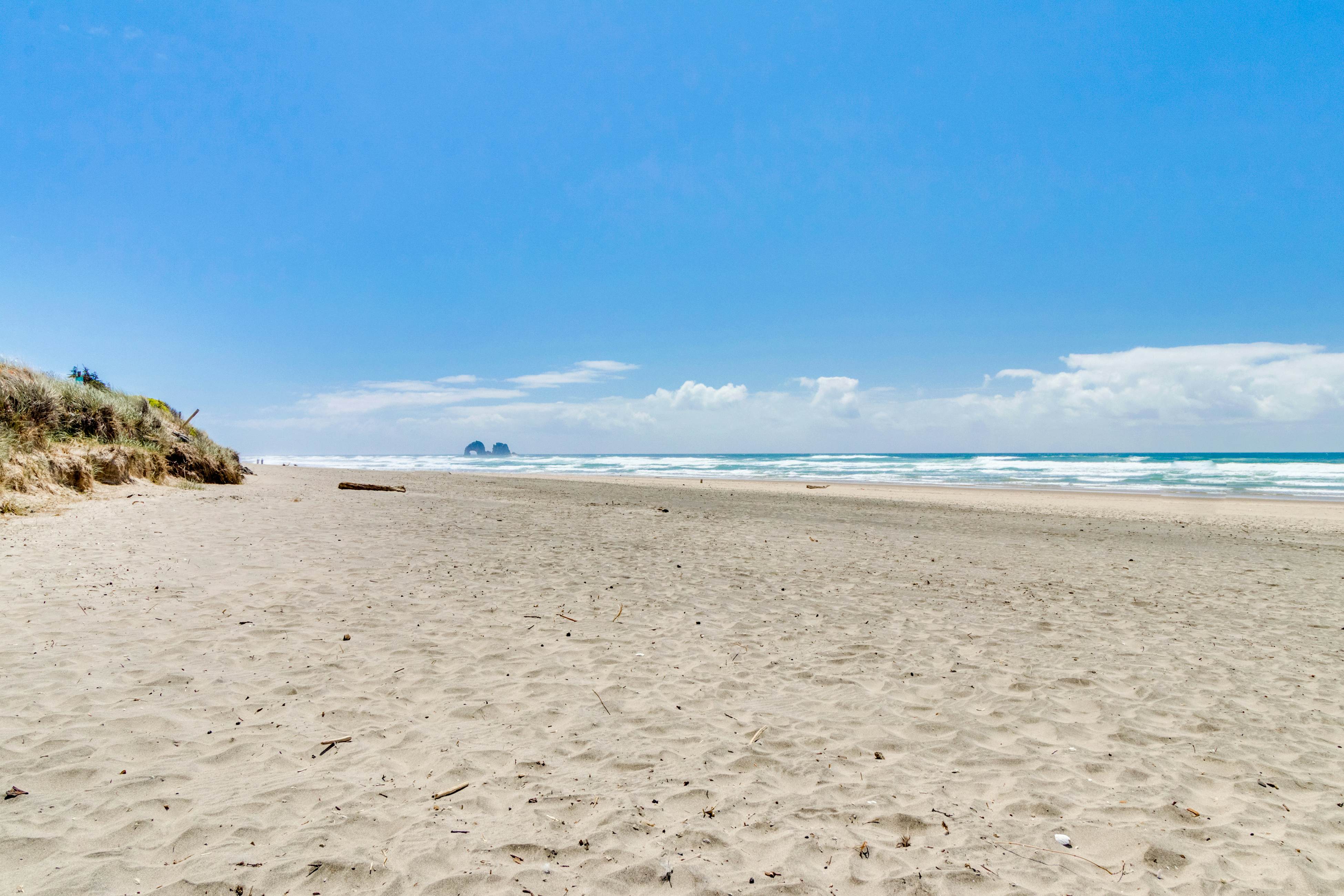 Waterfront home with furnished deck, firepit & amazing views - walk to the beach