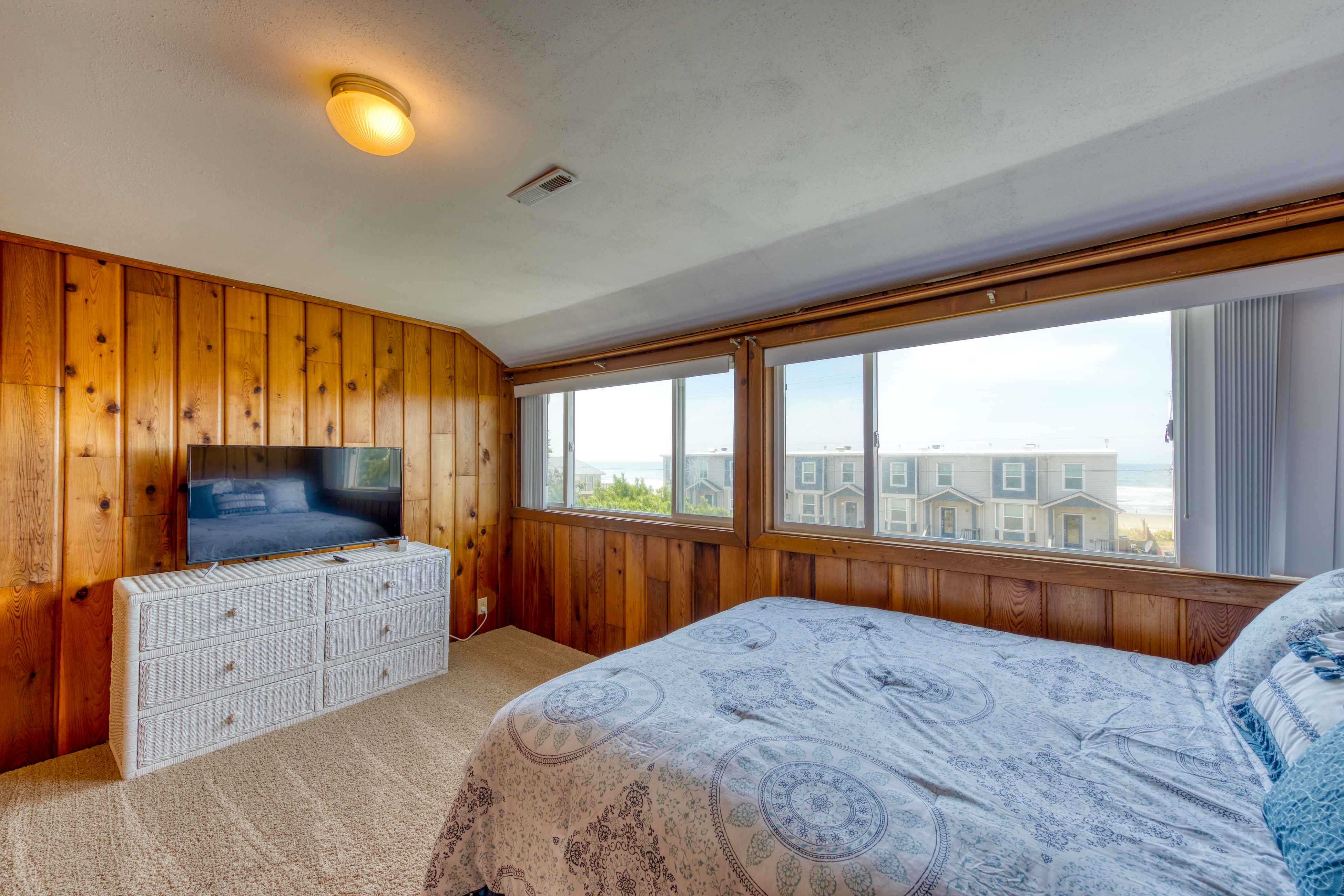 Convenient Home with Ocean View and Great Location Close to Beach Access Town