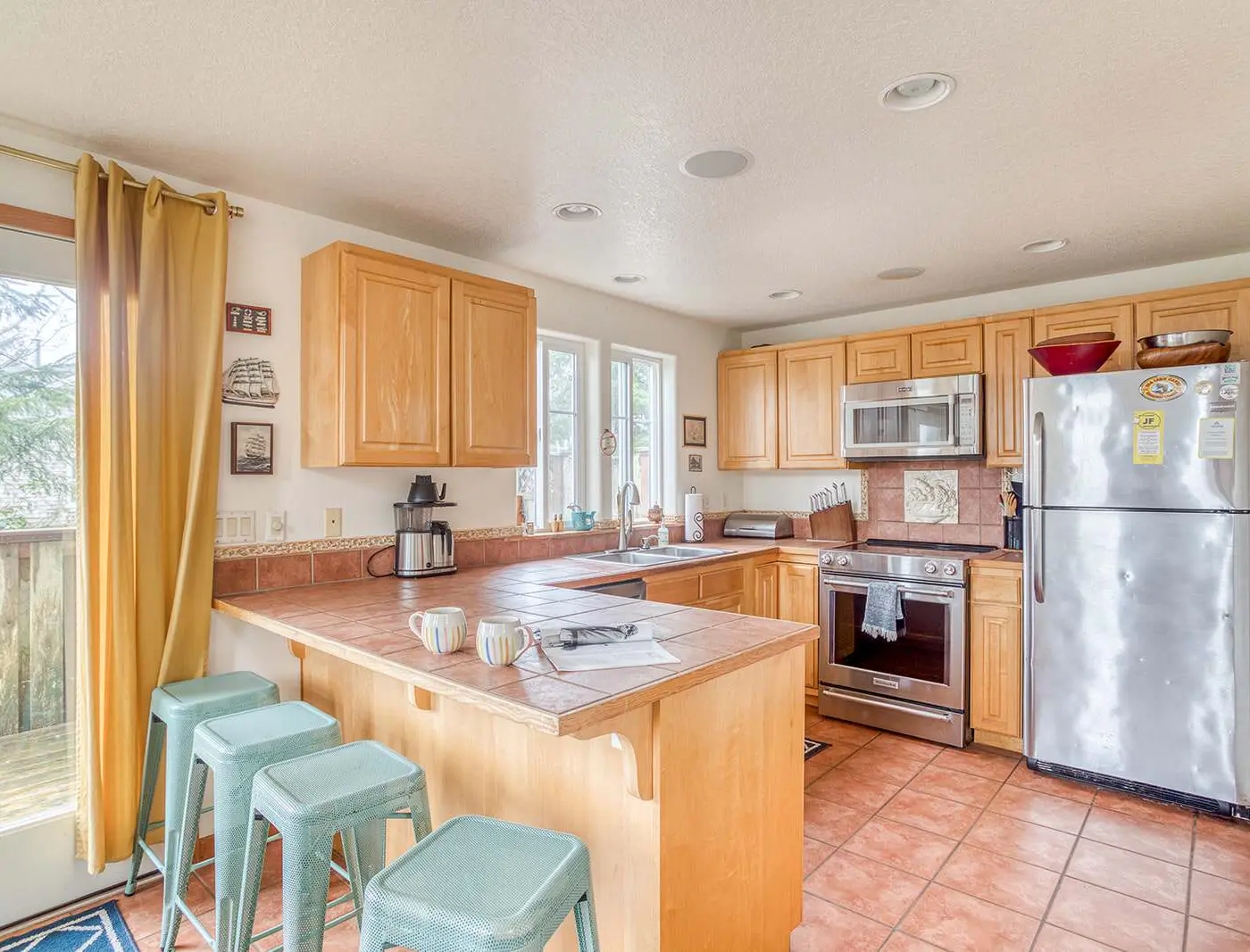 Inviting house near the beach with private hot tub and game room