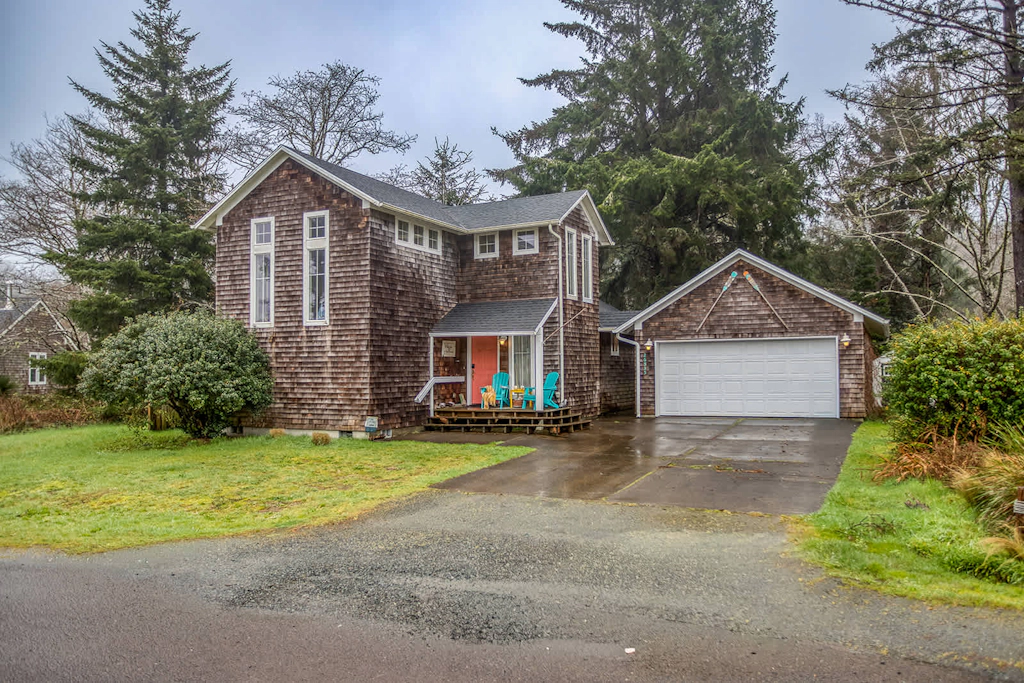 Inviting house near the beach with private hot tub and game room