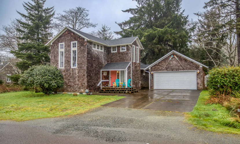 Inviting house near the beach with private hot tub and game room