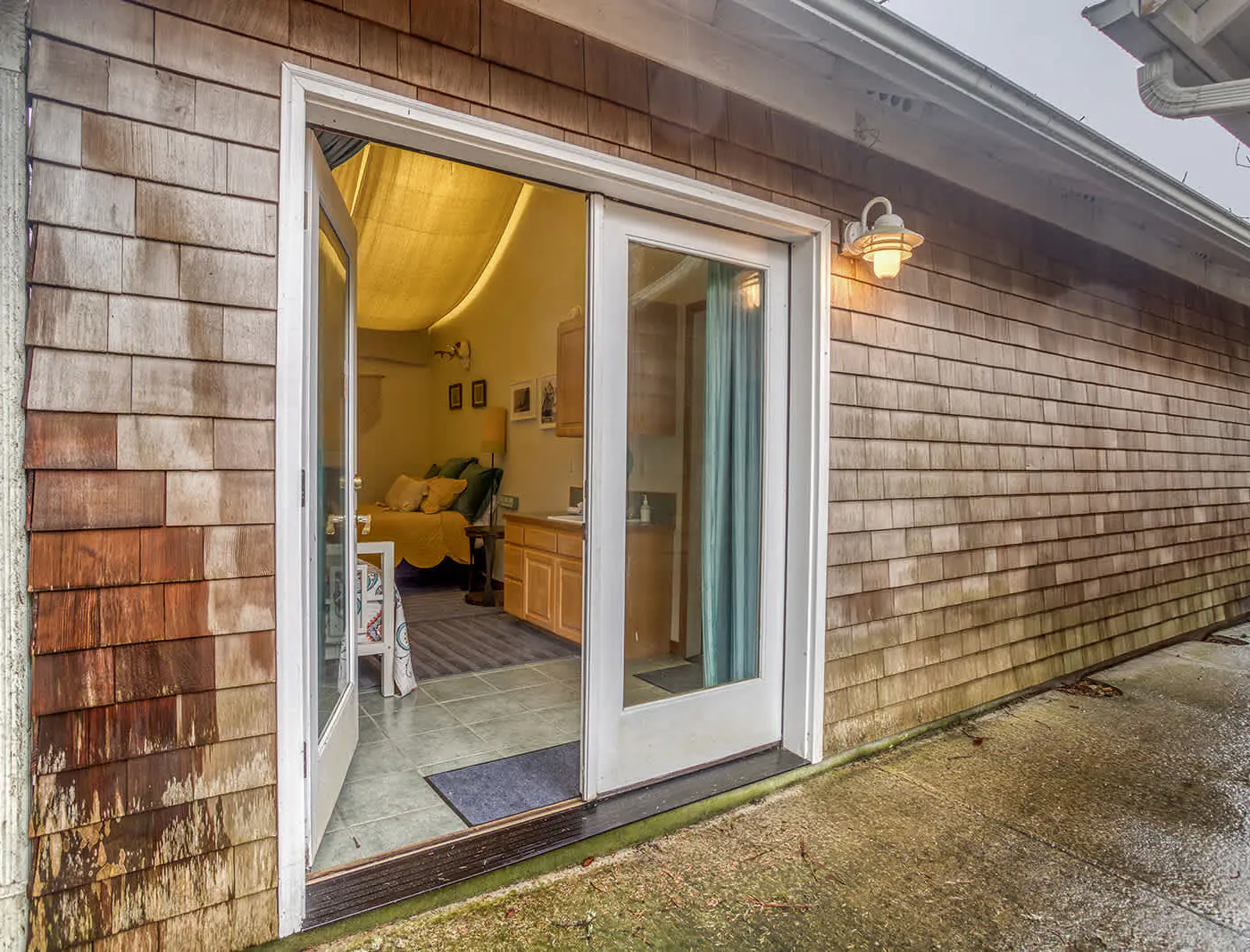 Inviting house near the beach with private hot tub and game room