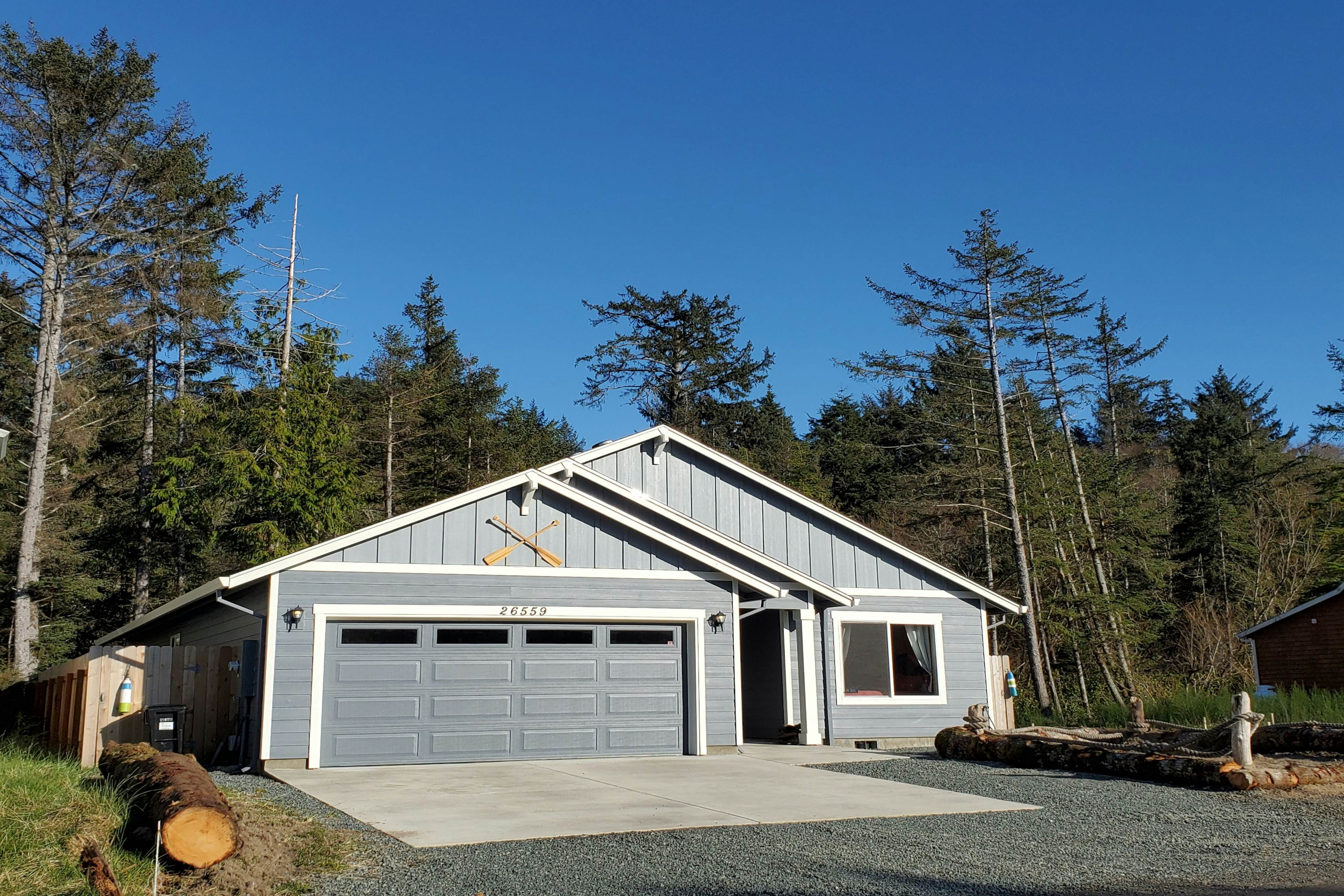 Newly built, dog-friendly house near the beach with private grill and patio