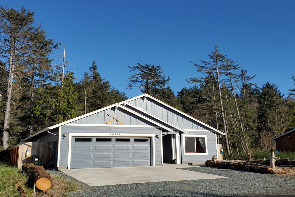 Newly built dog friendly house near the beach with private grill and patio