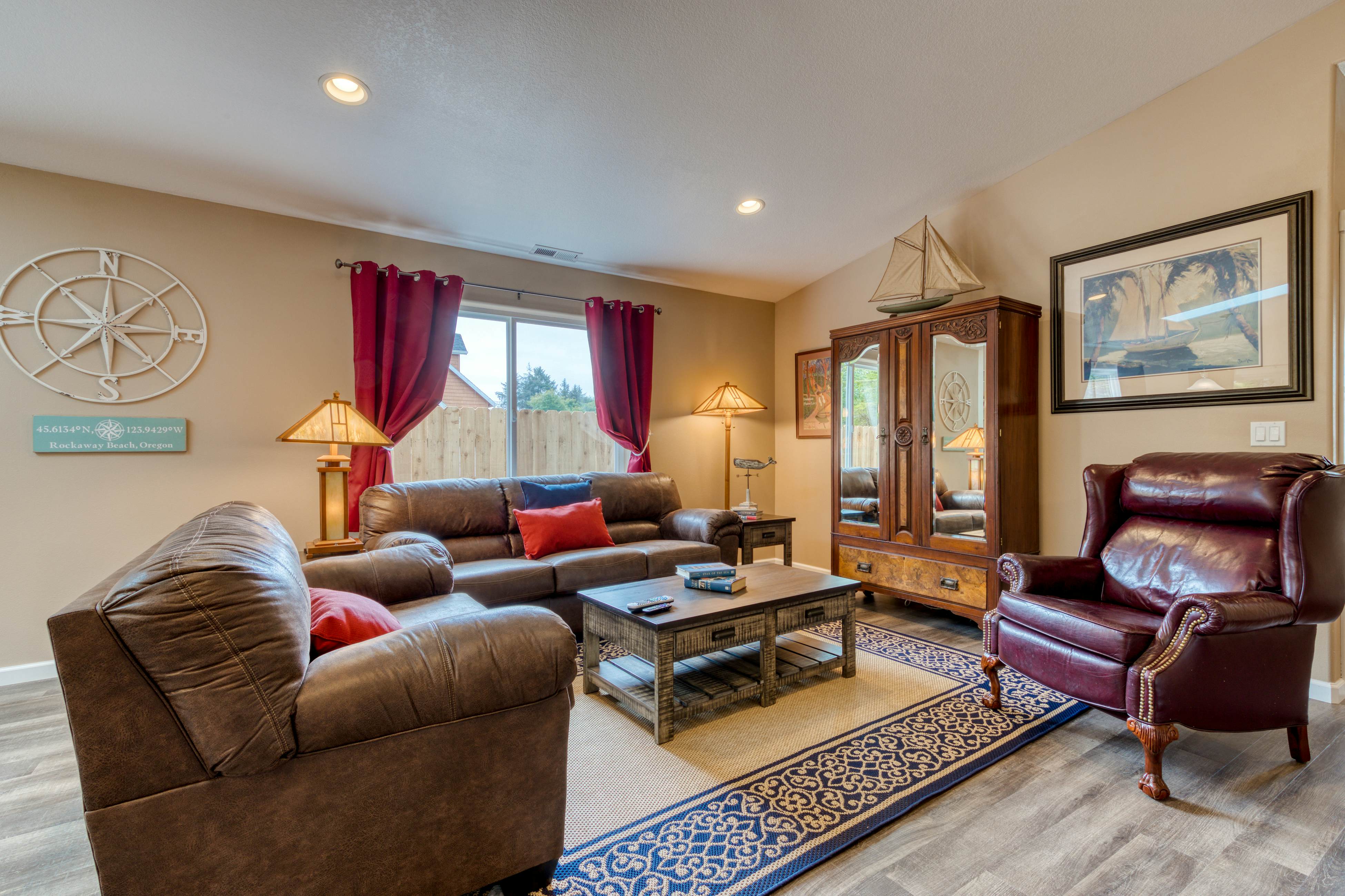 Newly built, dog-friendly house near the beach with private grill and patio