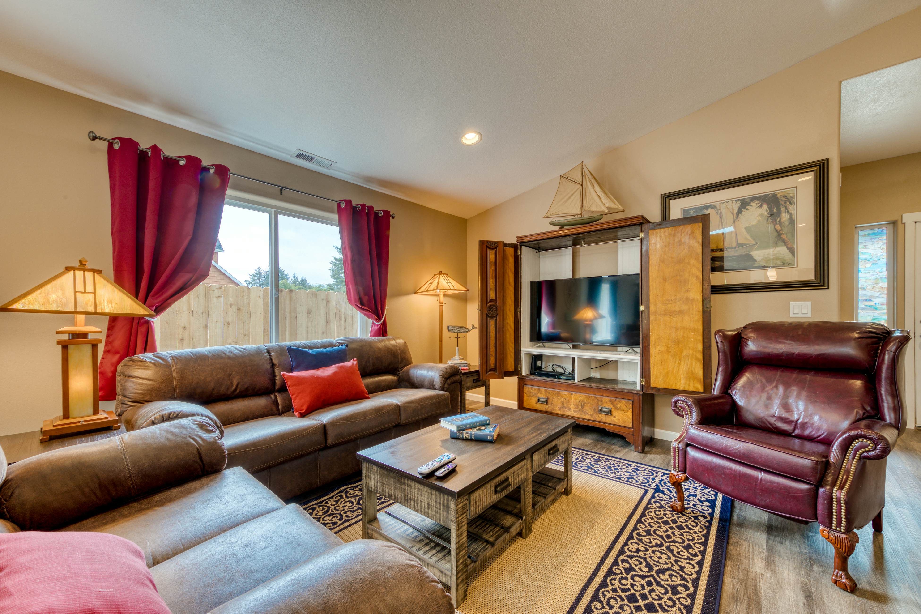 Newly built, dog-friendly house near the beach with private grill and patio