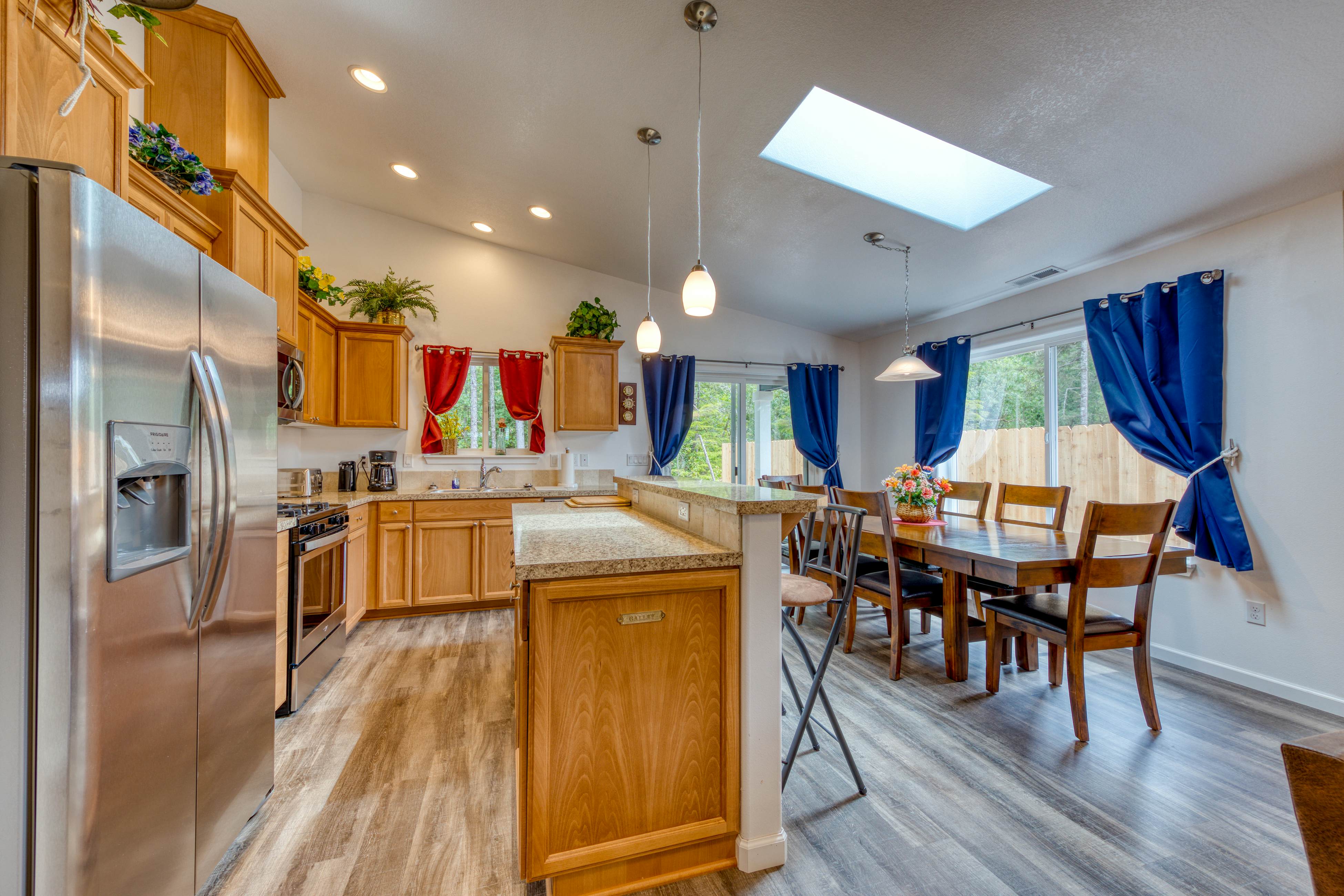 Newly built, dog-friendly house near the beach with private grill and patio