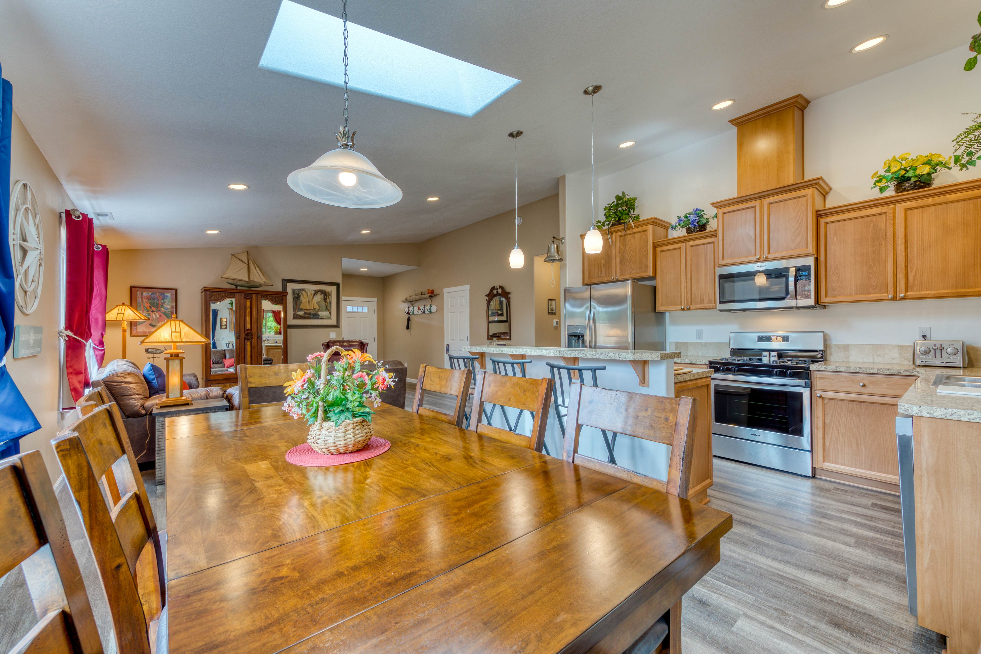 Newly built, dog-friendly house near the beach with private grill and patio