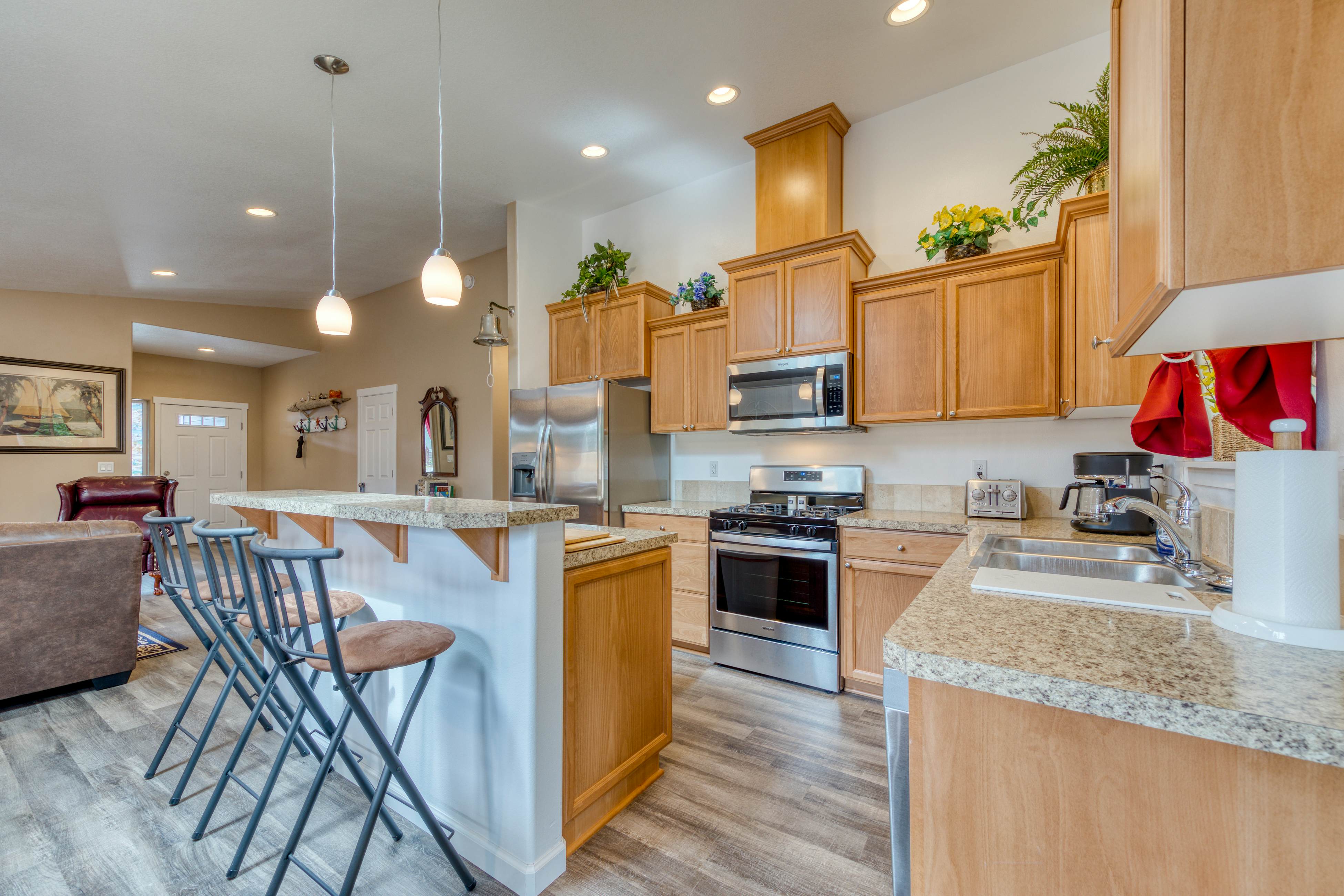 Newly built, dog-friendly house near the beach with private grill and patio