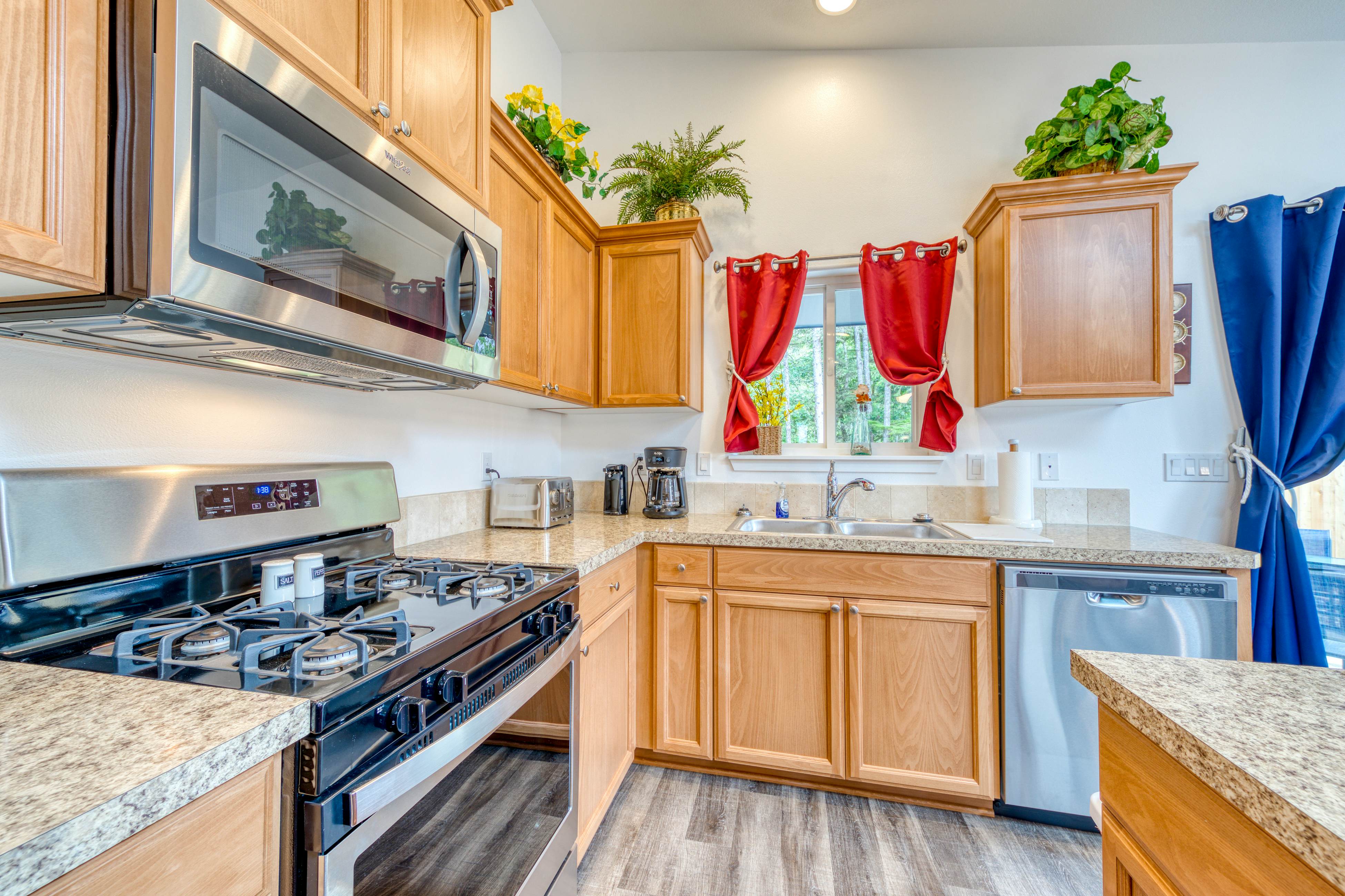 Newly built, dog-friendly house near the beach with private grill and patio