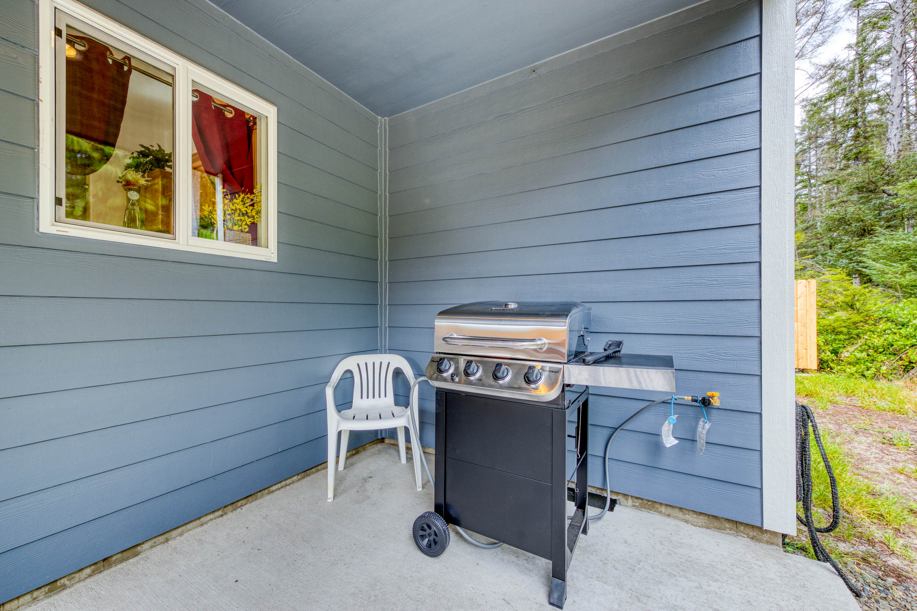 Newly built, dog-friendly house near the beach with private grill and patio