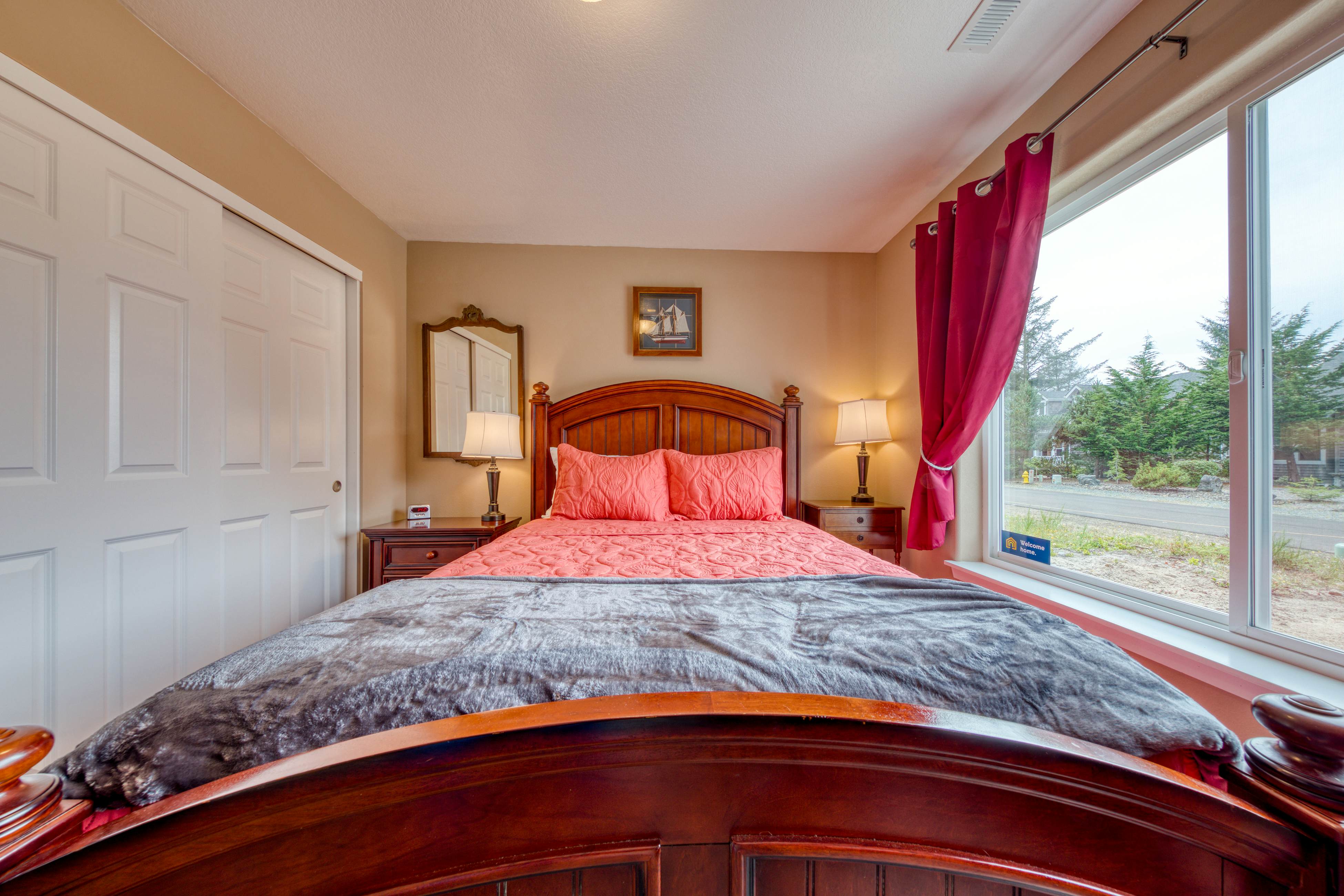 Newly built, dog-friendly house near the beach with private grill and patio