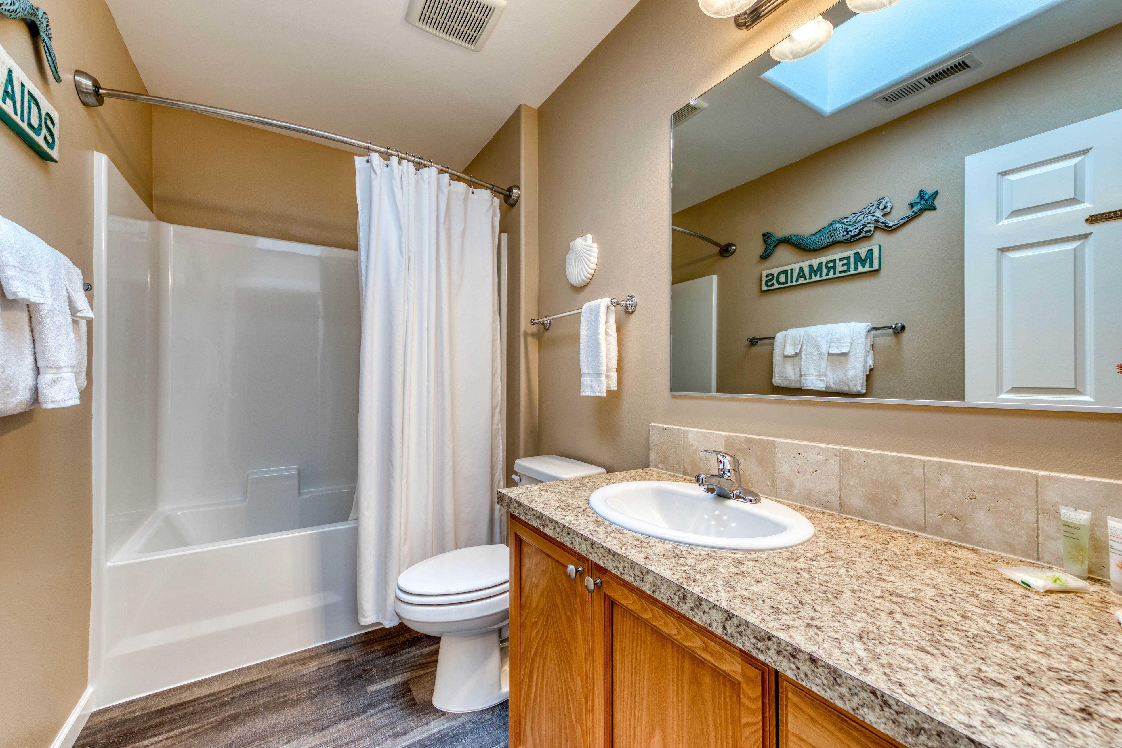 Newly built, dog-friendly house near the beach with private grill and patio