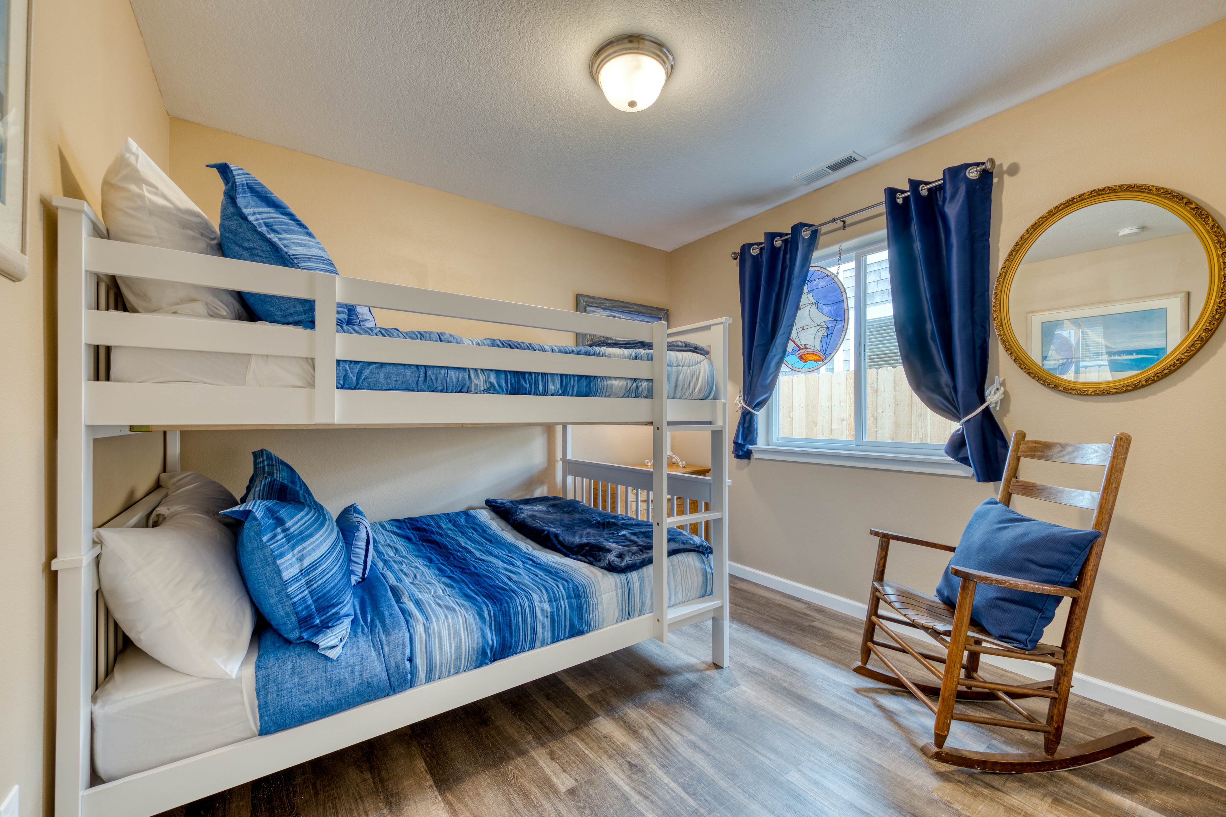 Newly built, dog-friendly house near the beach with private grill and patio