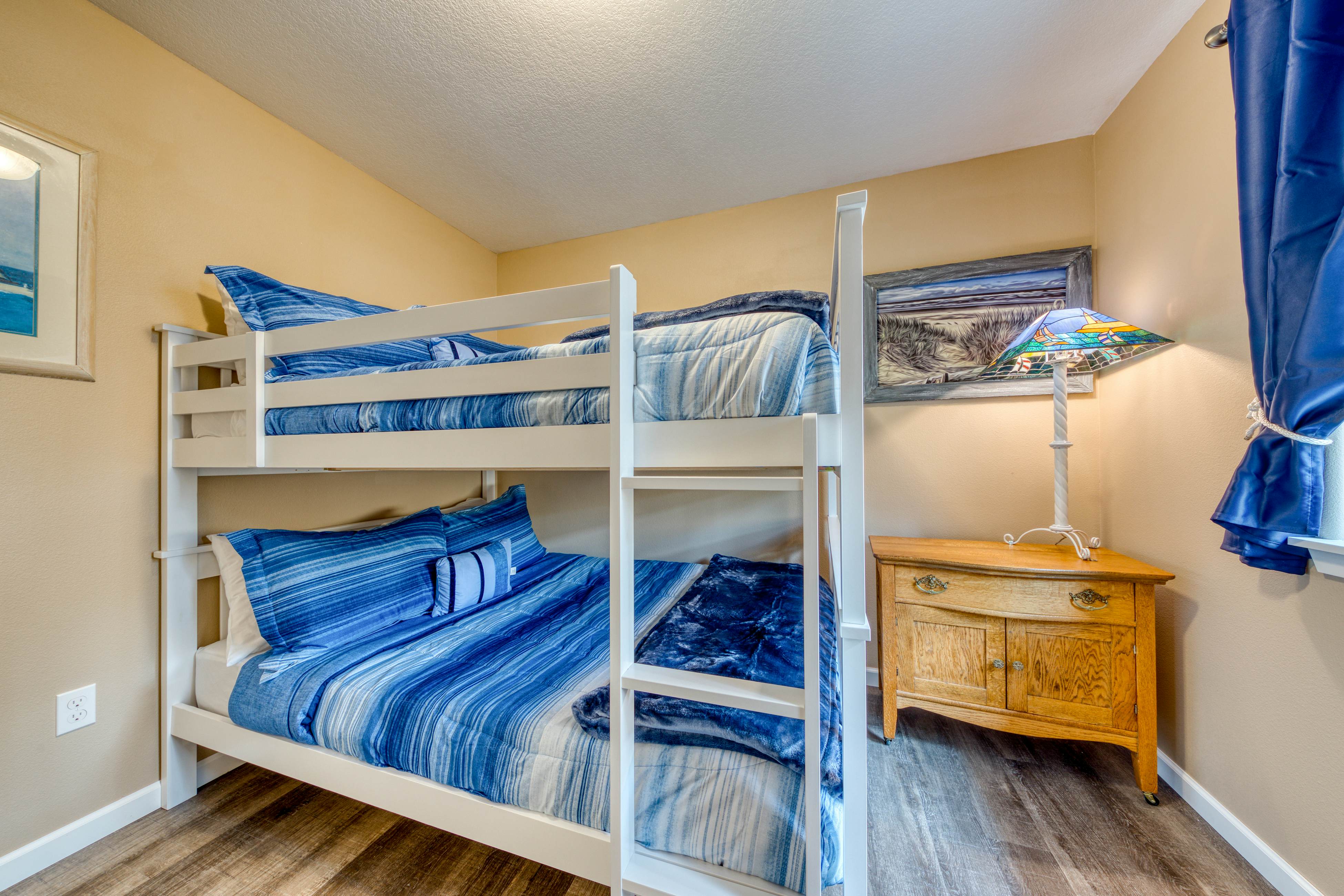 Newly built, dog-friendly house near the beach with private grill and patio