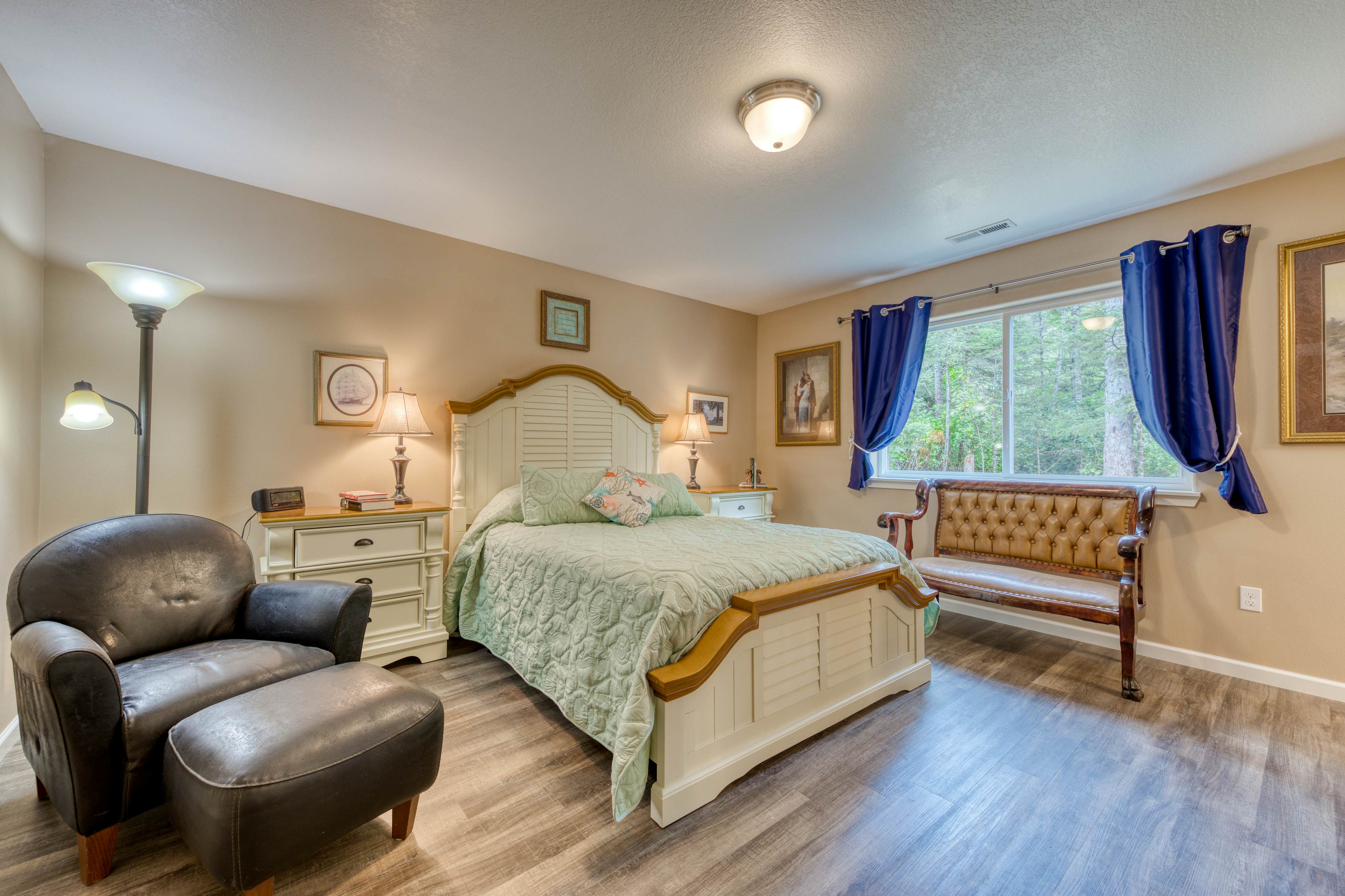 Newly built, dog-friendly house near the beach with private grill and patio