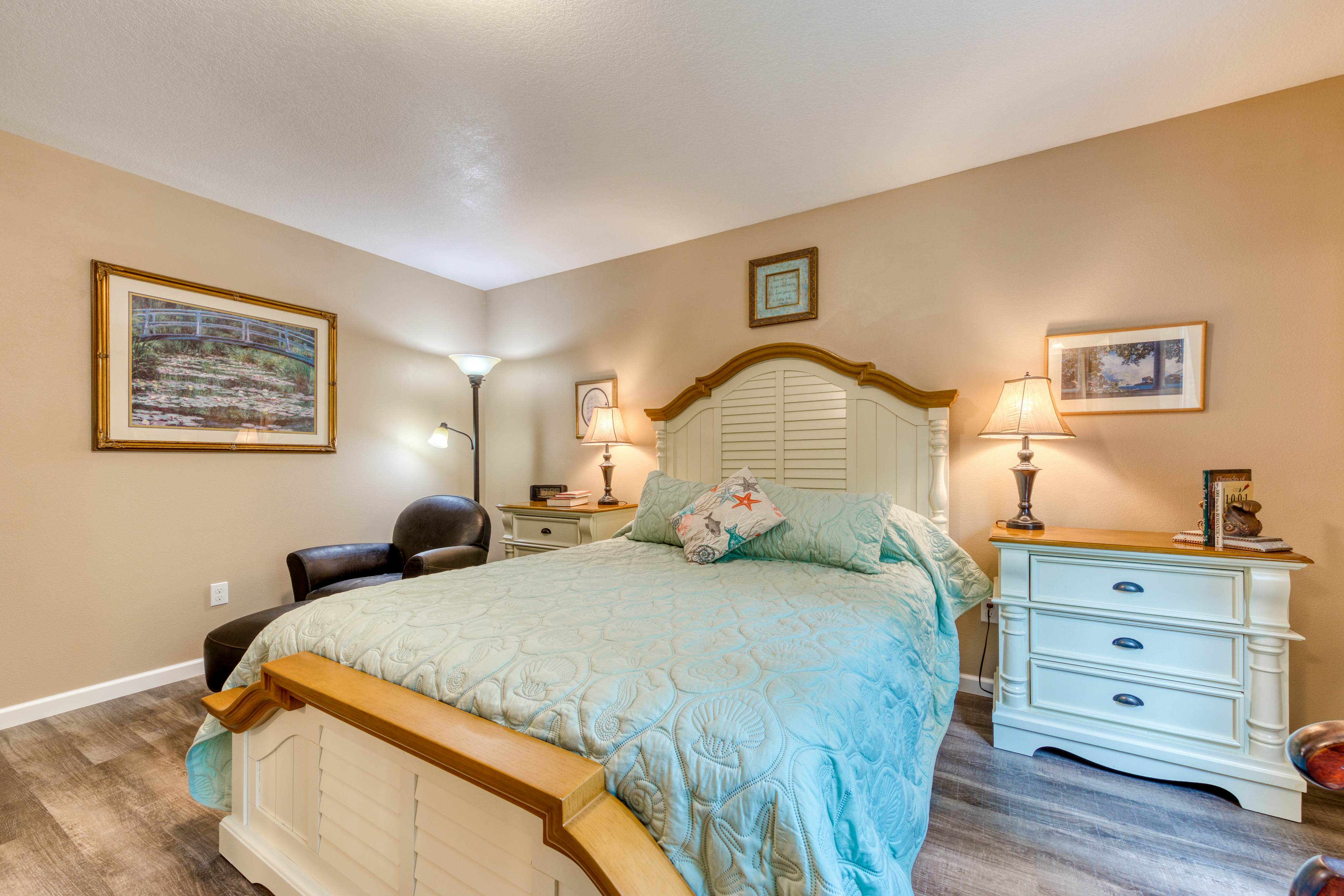 Newly built, dog-friendly house near the beach with private grill and patio