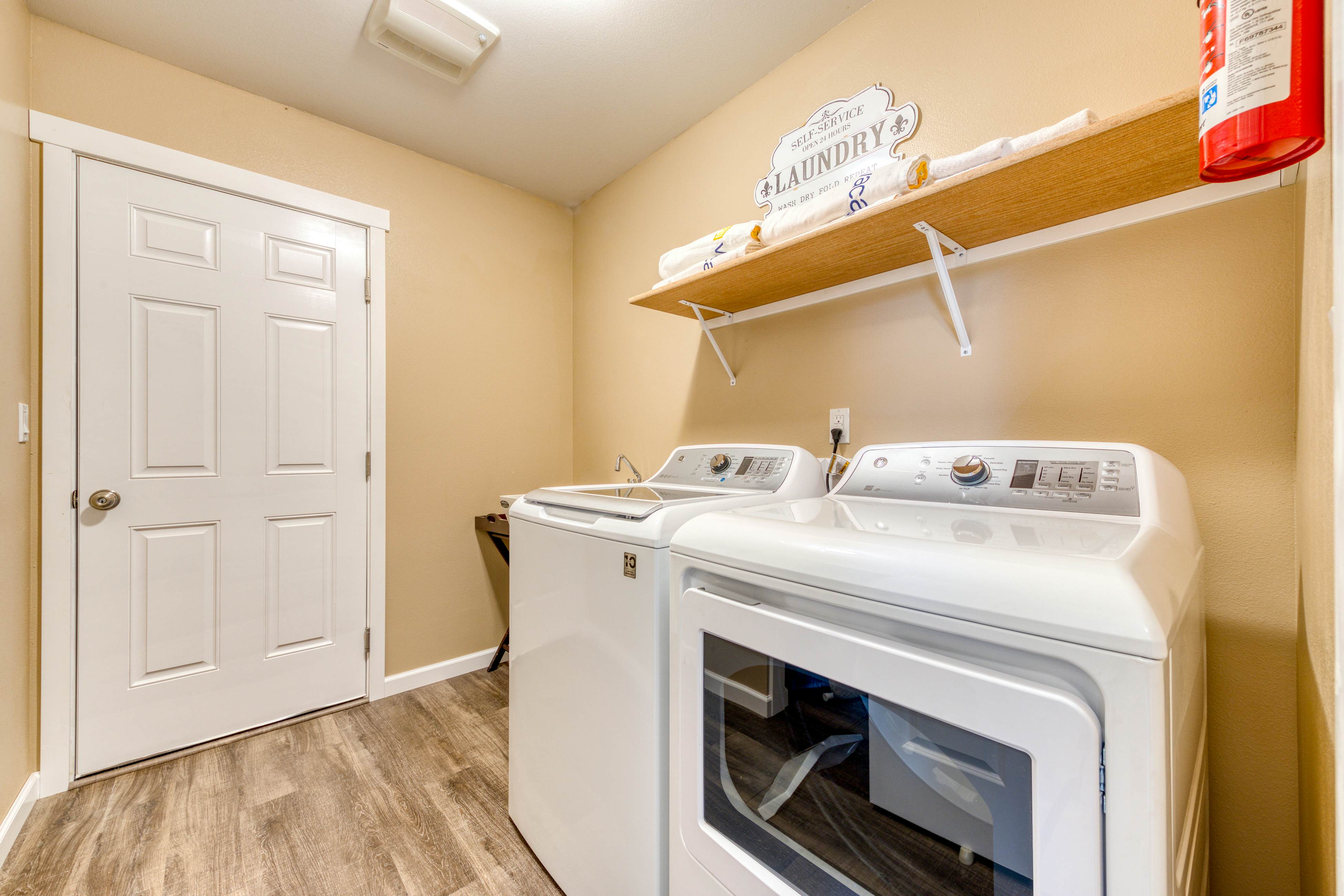 Newly built, dog-friendly house near the beach with private grill and patio