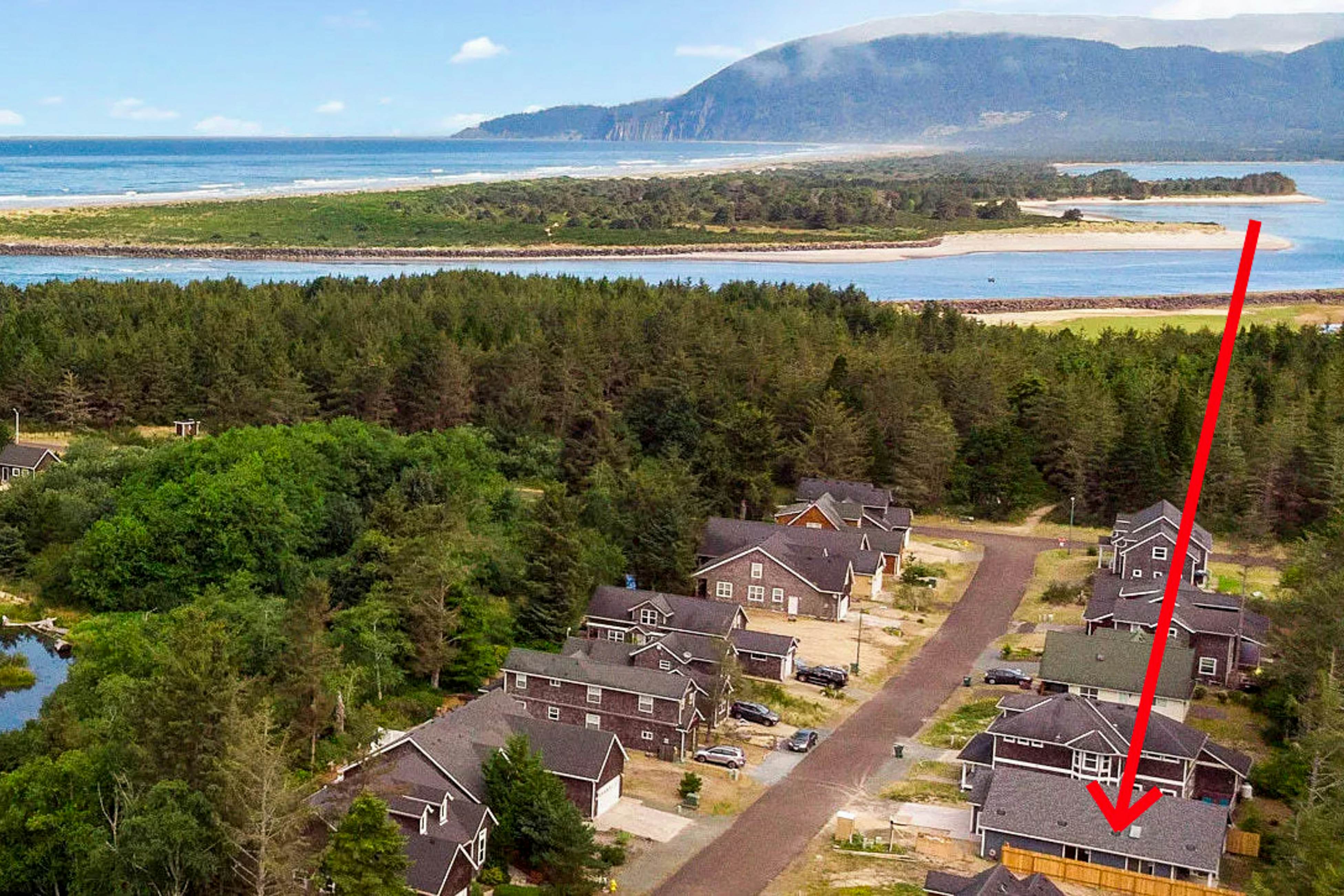 Newly built, dog-friendly house near the beach with private grill and patio