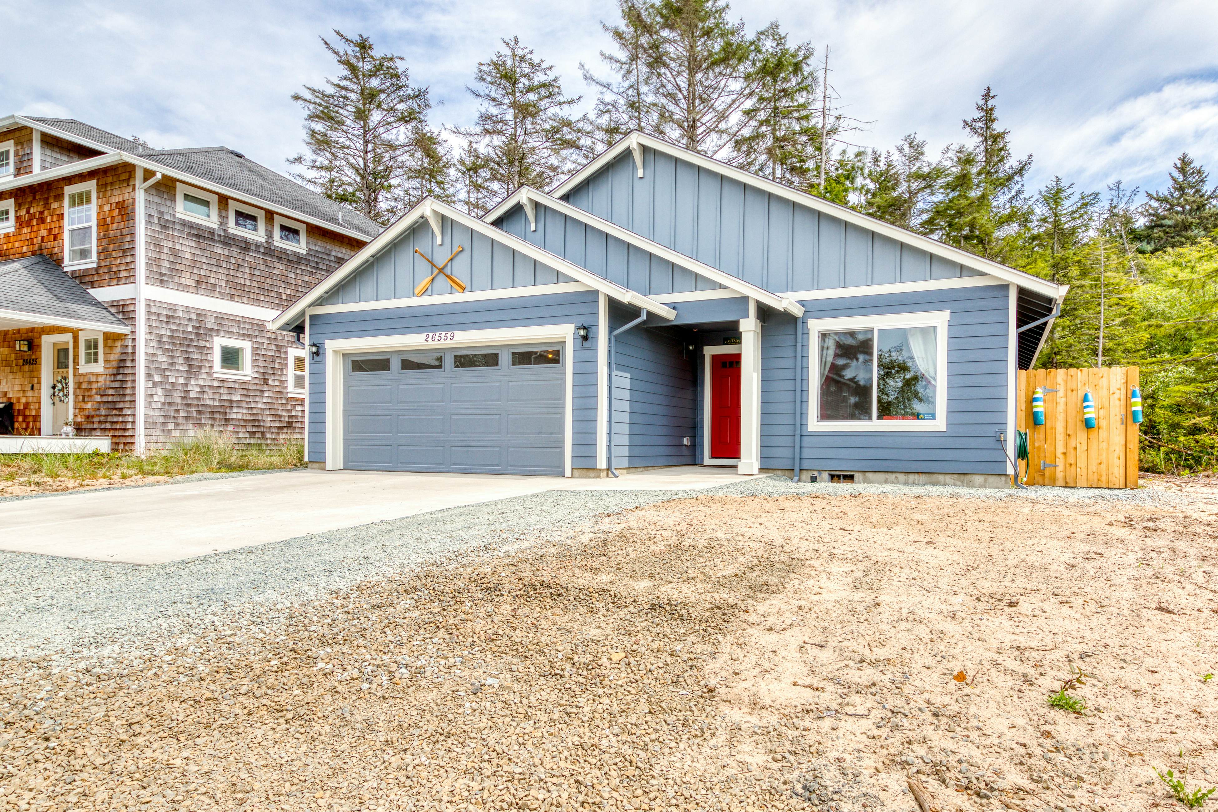 Newly built, dog-friendly house near the beach with private grill and patio