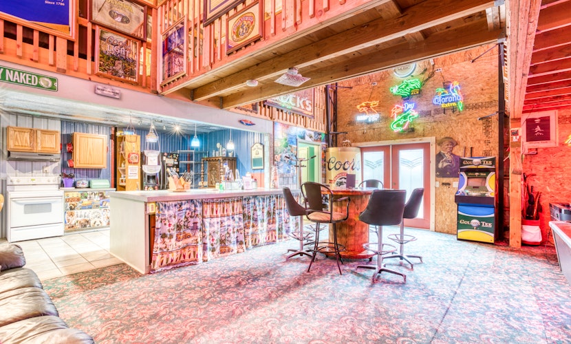 Incredibly Unique Bar Inspired Home with Private Hot Tub and near the Beach Dogs OK