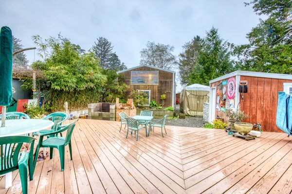 Incredibly Unique Bar Inspired Home with Private Hot Tub and near the Beach Dogs OK