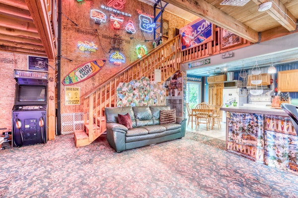 Incredibly Unique Bar Inspired Home with Private Hot Tub and near the Beach Dogs OK