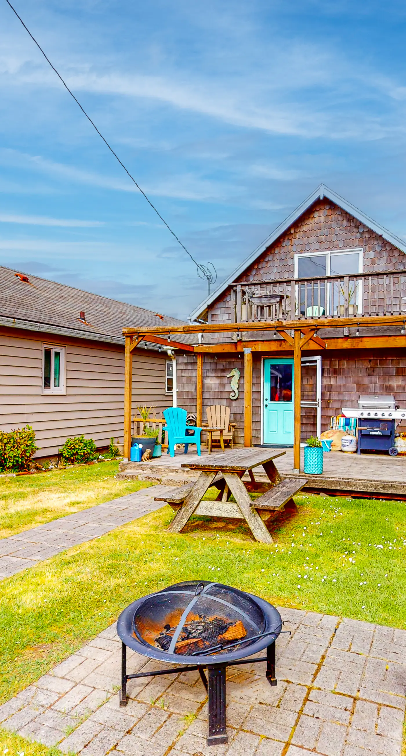 Dog Friendly Cottage with Private Hot Tub Close to Beach and Downtown