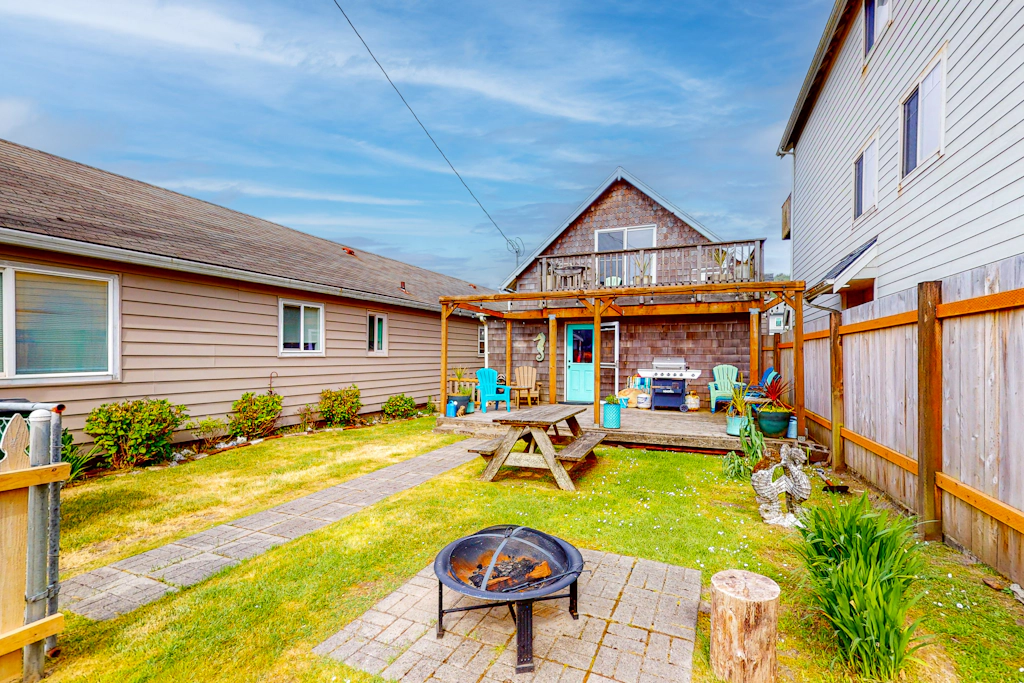 Dog Friendly Cottage with Private Hot Tub Close to Beach and Downtown