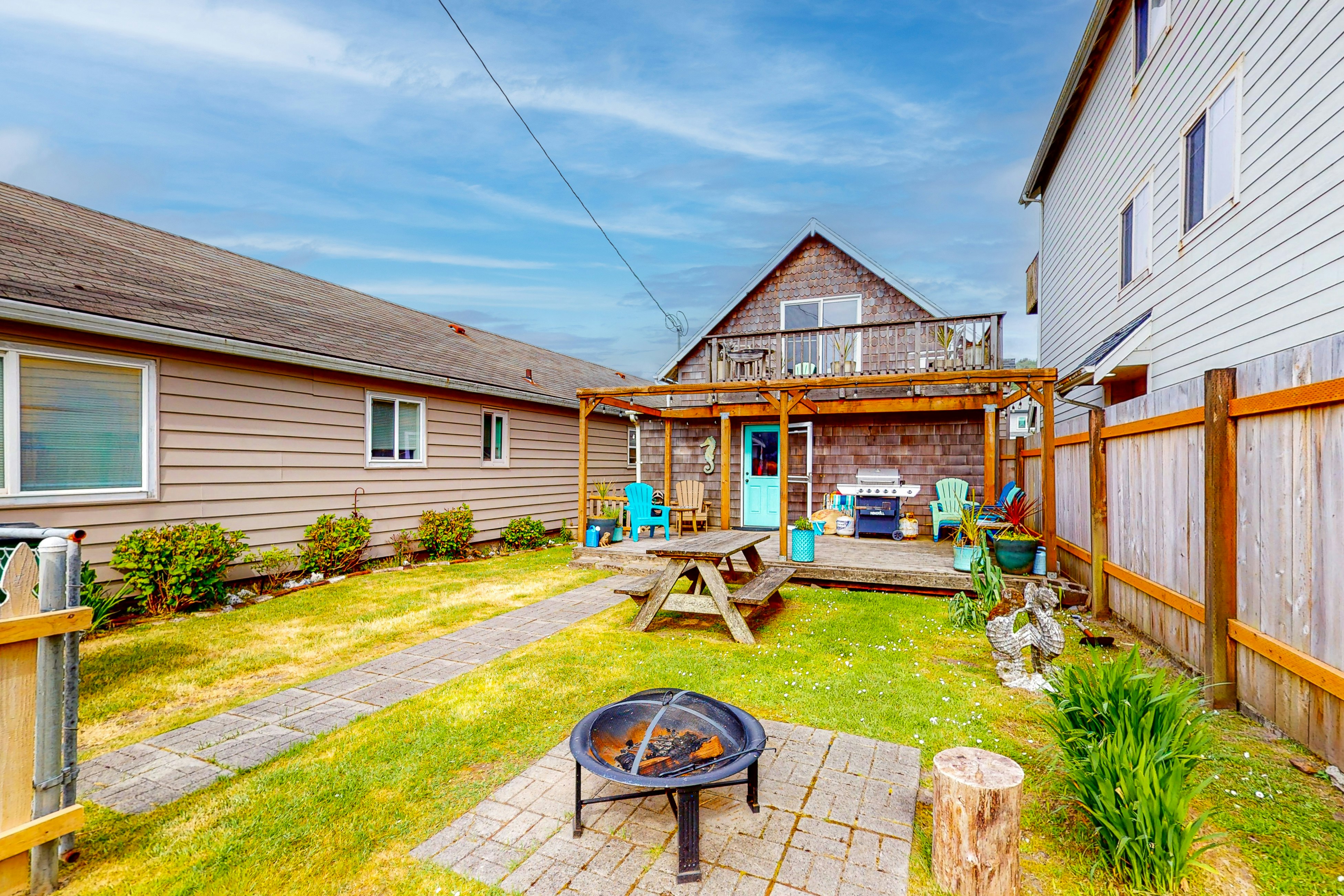 Dog-Friendly Cottage with Private Hot Tub, Close to Beach & Downtown