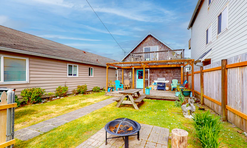 Dog Friendly Cottage with Private Hot Tub Close to Beach and Downtown