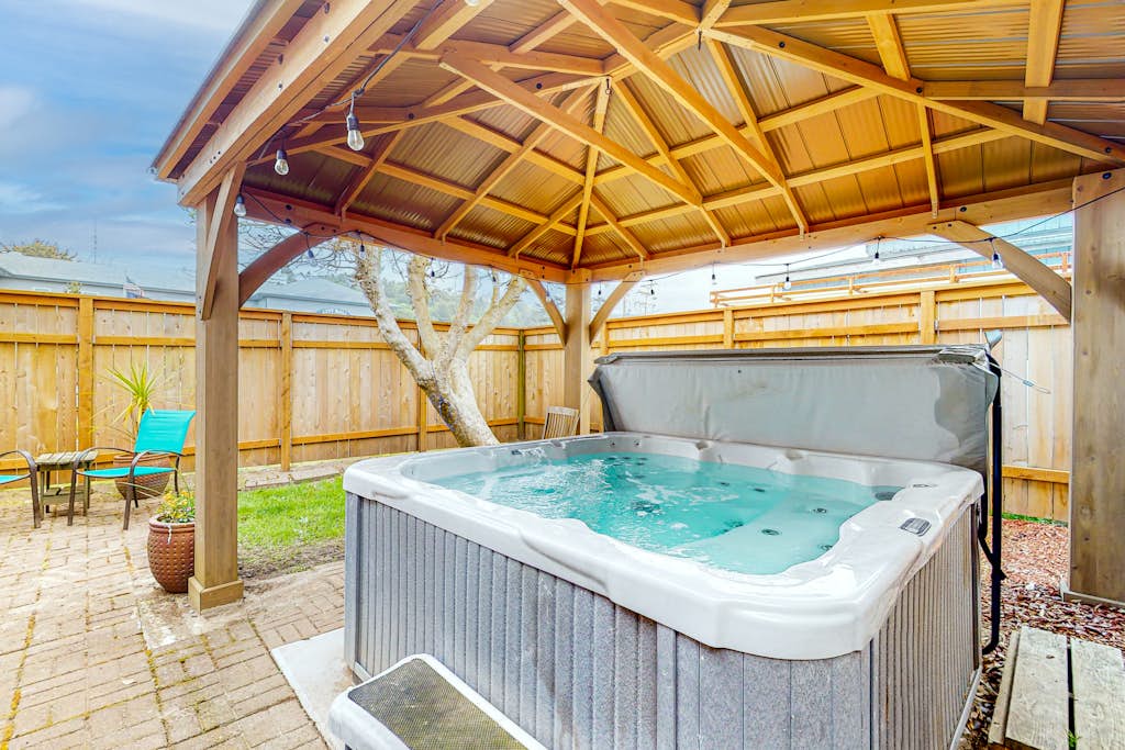 Dog Friendly Cottage with Private Hot Tub Close to Beach and Downtown