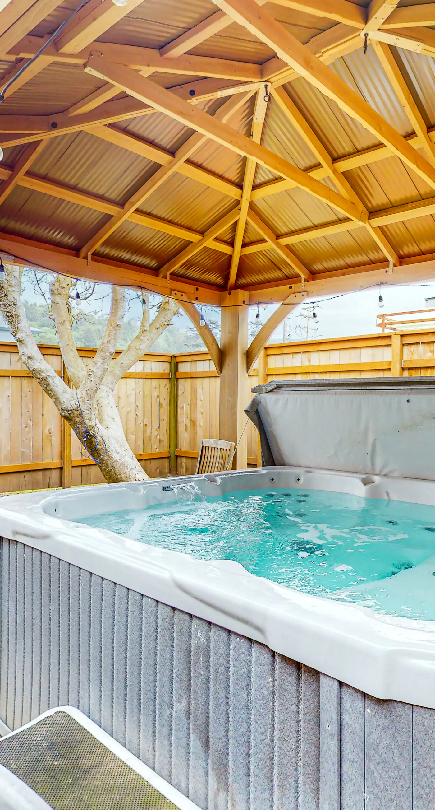 Dog Friendly Cottage with Private Hot Tub Close to Beach and Downtown