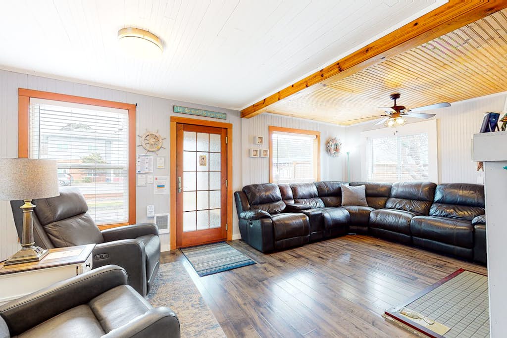 Dog Friendly Cottage with Private Hot Tub Close to Beach and Downtown