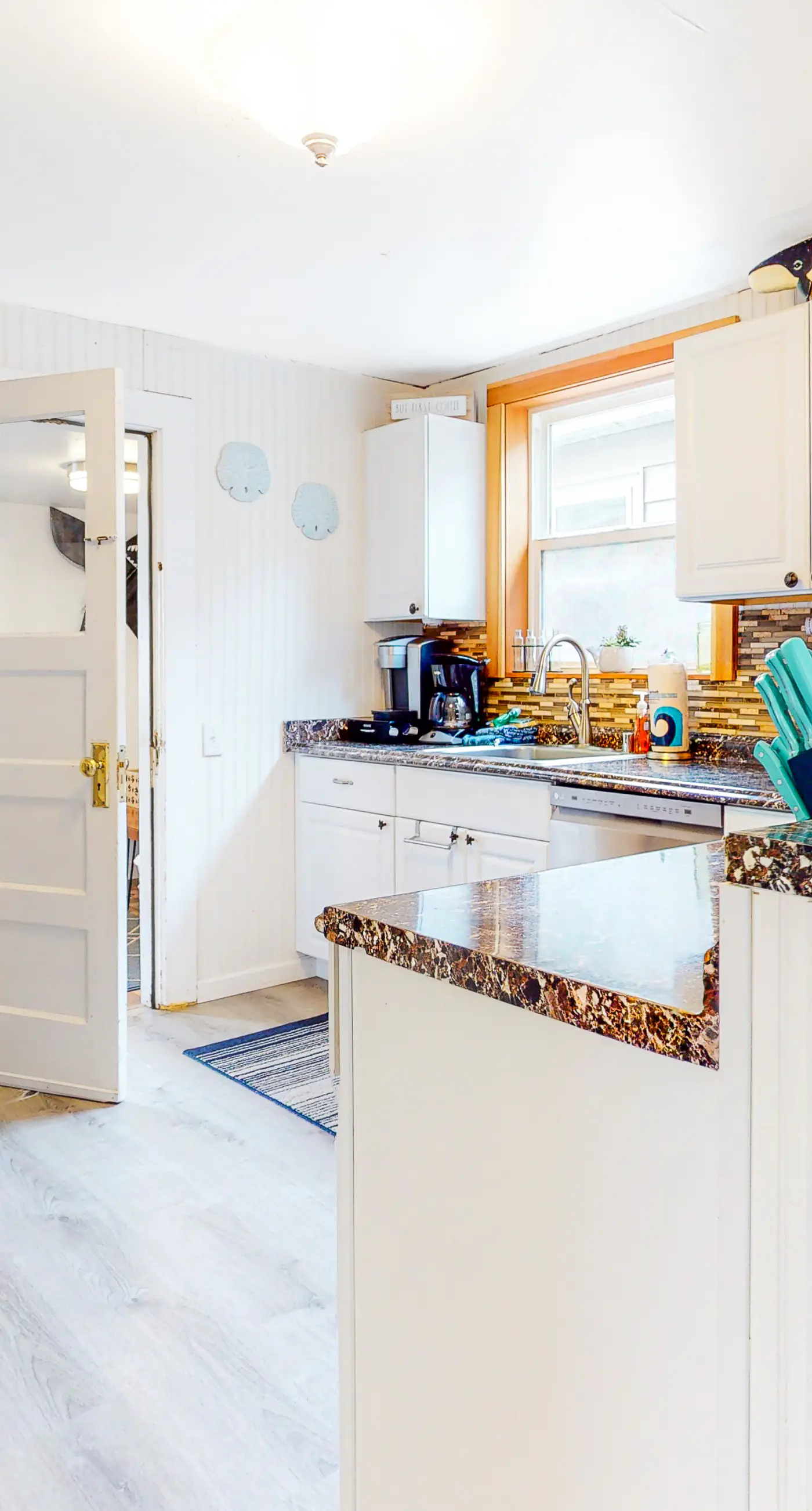 Dog Friendly Cottage with Private Hot Tub Close to Beach and Downtown