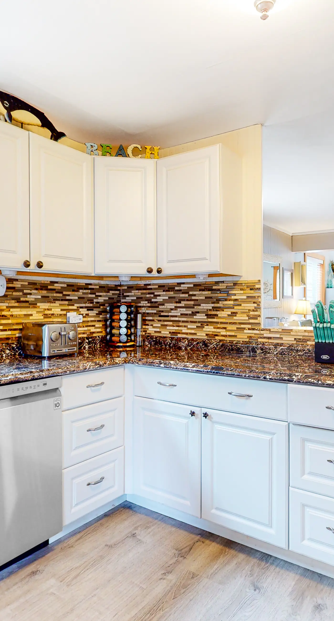 Dog Friendly Cottage with Private Hot Tub Close to Beach and Downtown