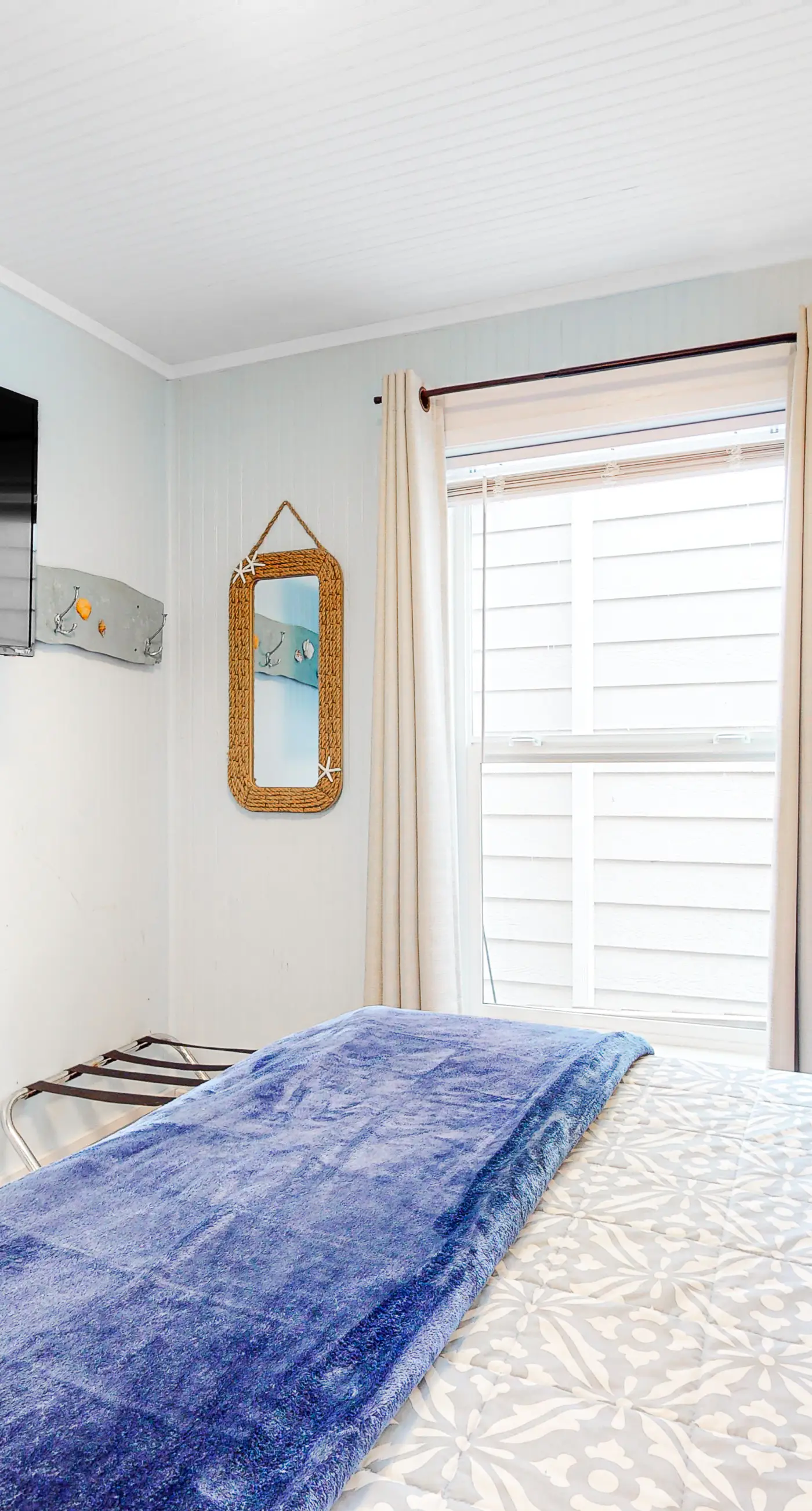 Dog Friendly Cottage with Private Hot Tub Close to Beach and Downtown