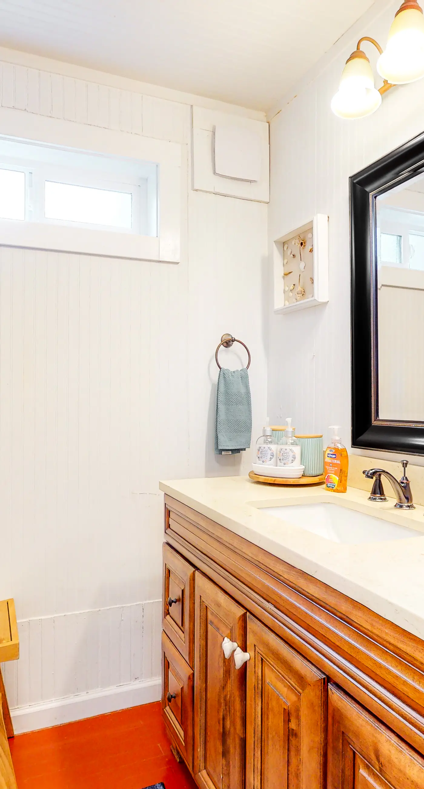 Dog Friendly Cottage with Private Hot Tub Close to Beach and Downtown