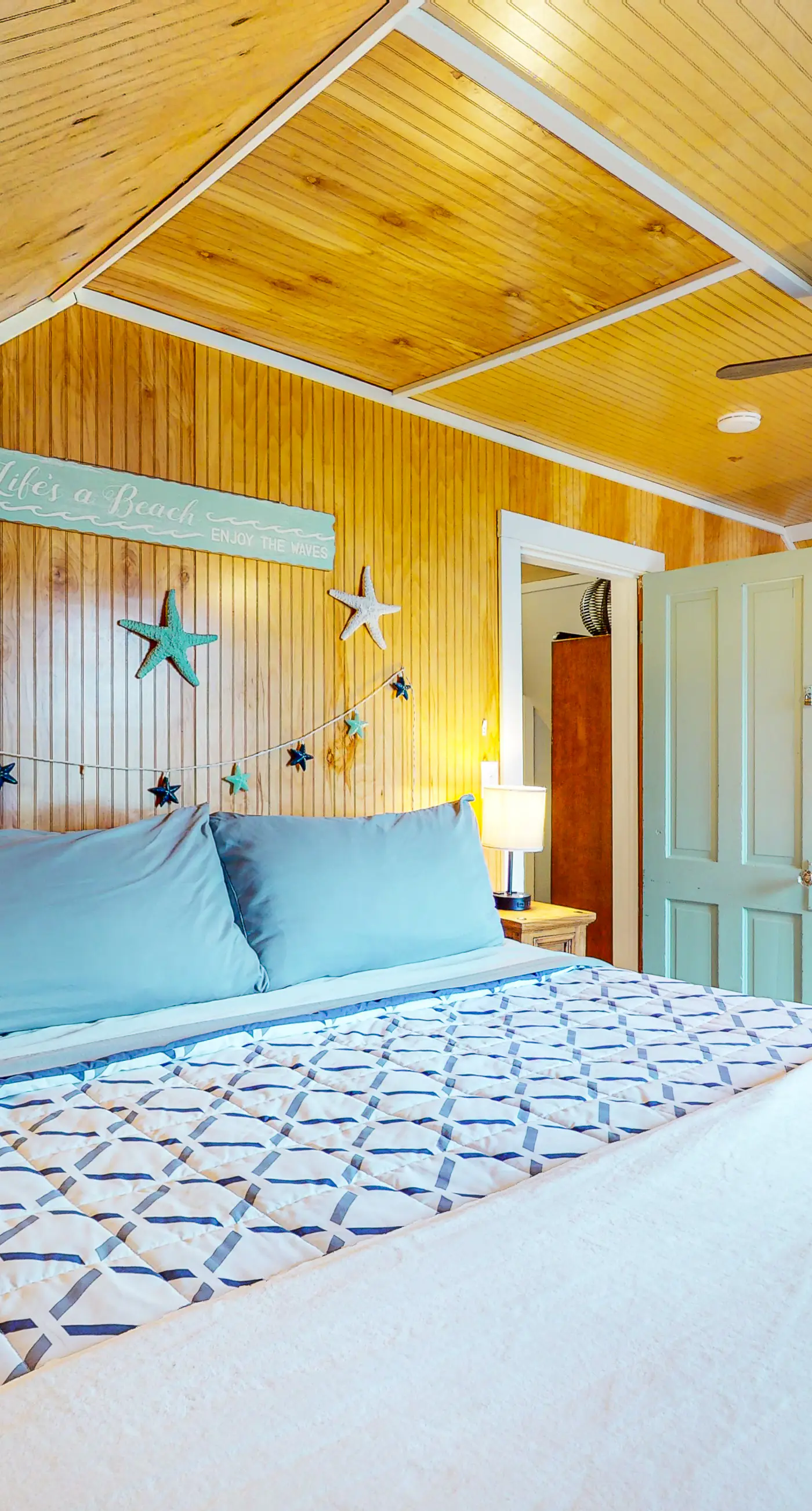 Dog Friendly Cottage with Private Hot Tub Close to Beach and Downtown