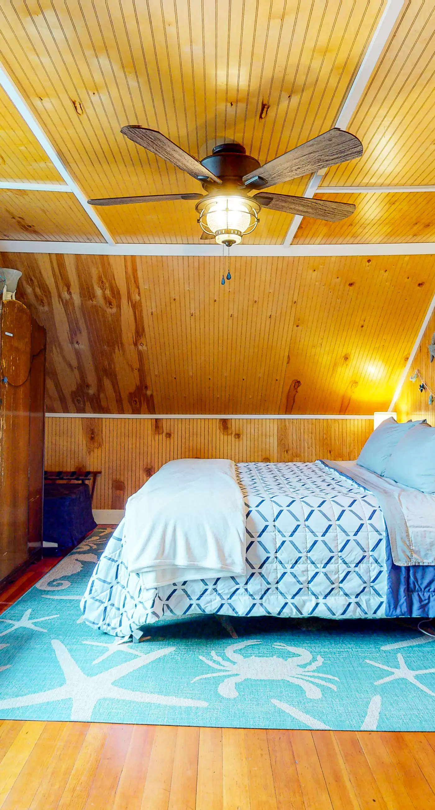 Dog Friendly Cottage with Private Hot Tub Close to Beach and Downtown