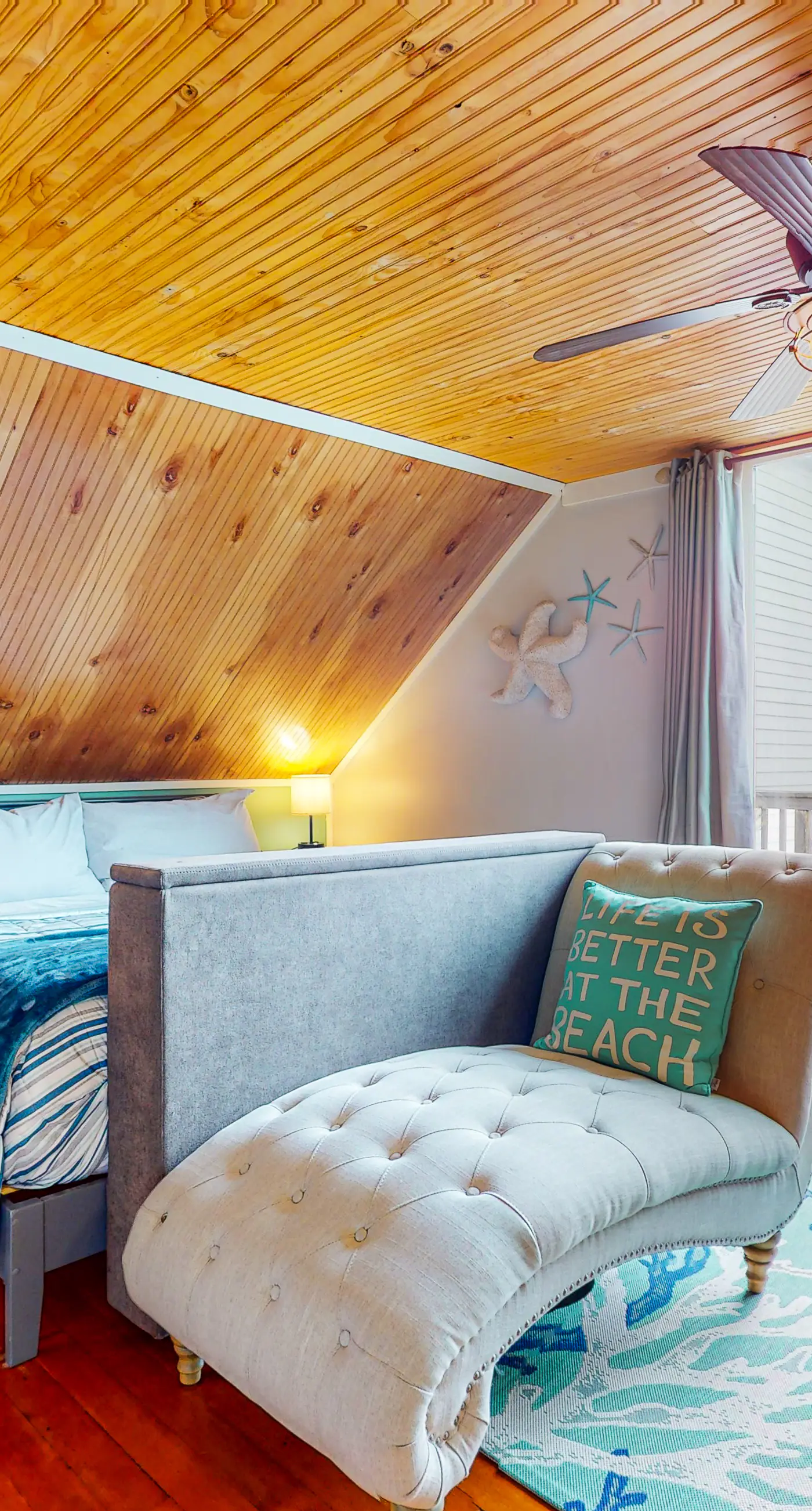 Dog Friendly Cottage with Private Hot Tub Close to Beach and Downtown