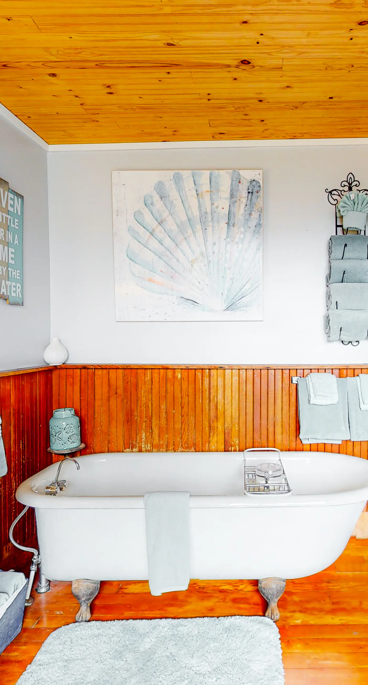 Dog Friendly Cottage with Private Hot Tub Close to Beach and Downtown