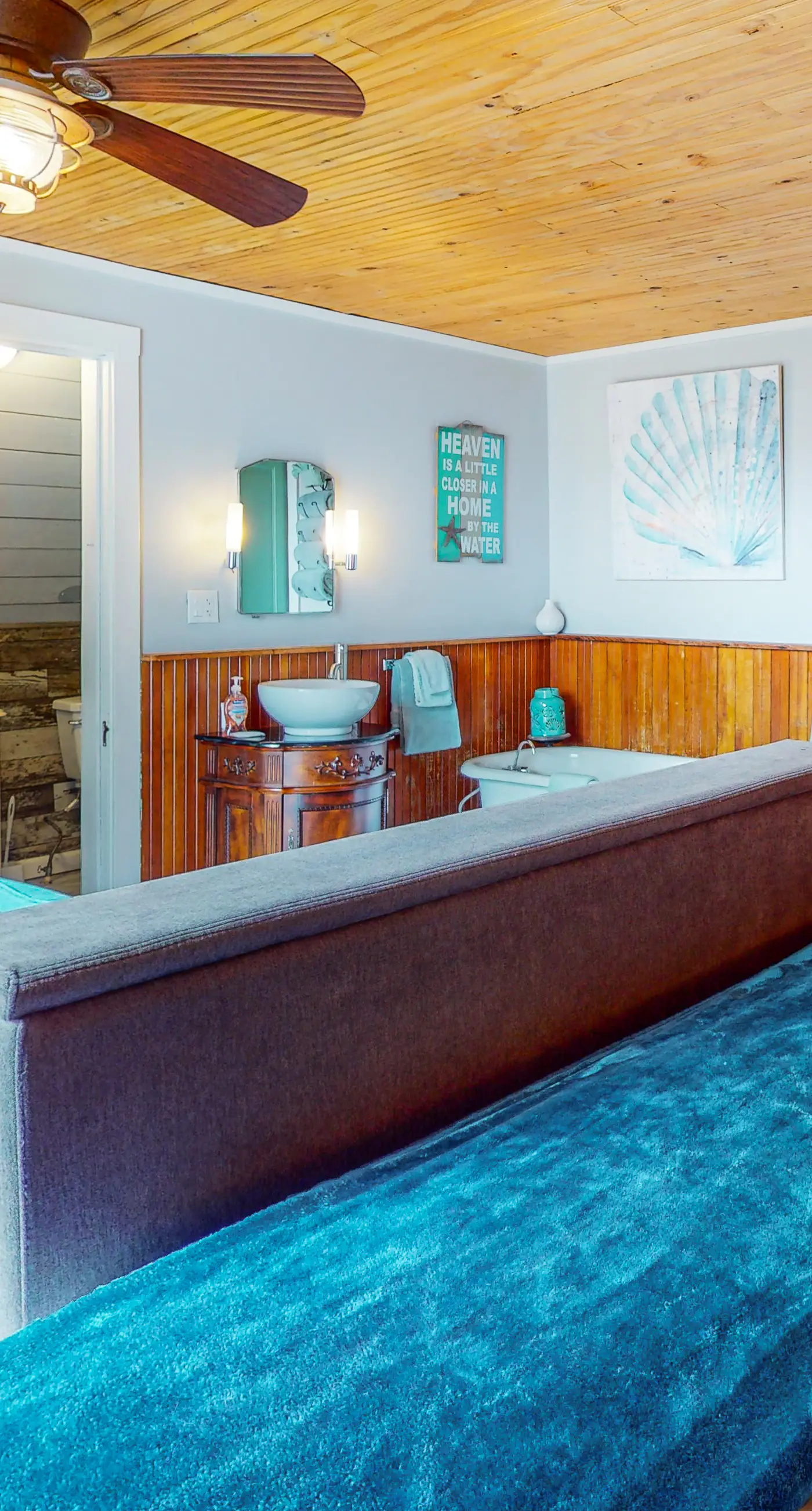 Dog Friendly Cottage with Private Hot Tub Close to Beach and Downtown