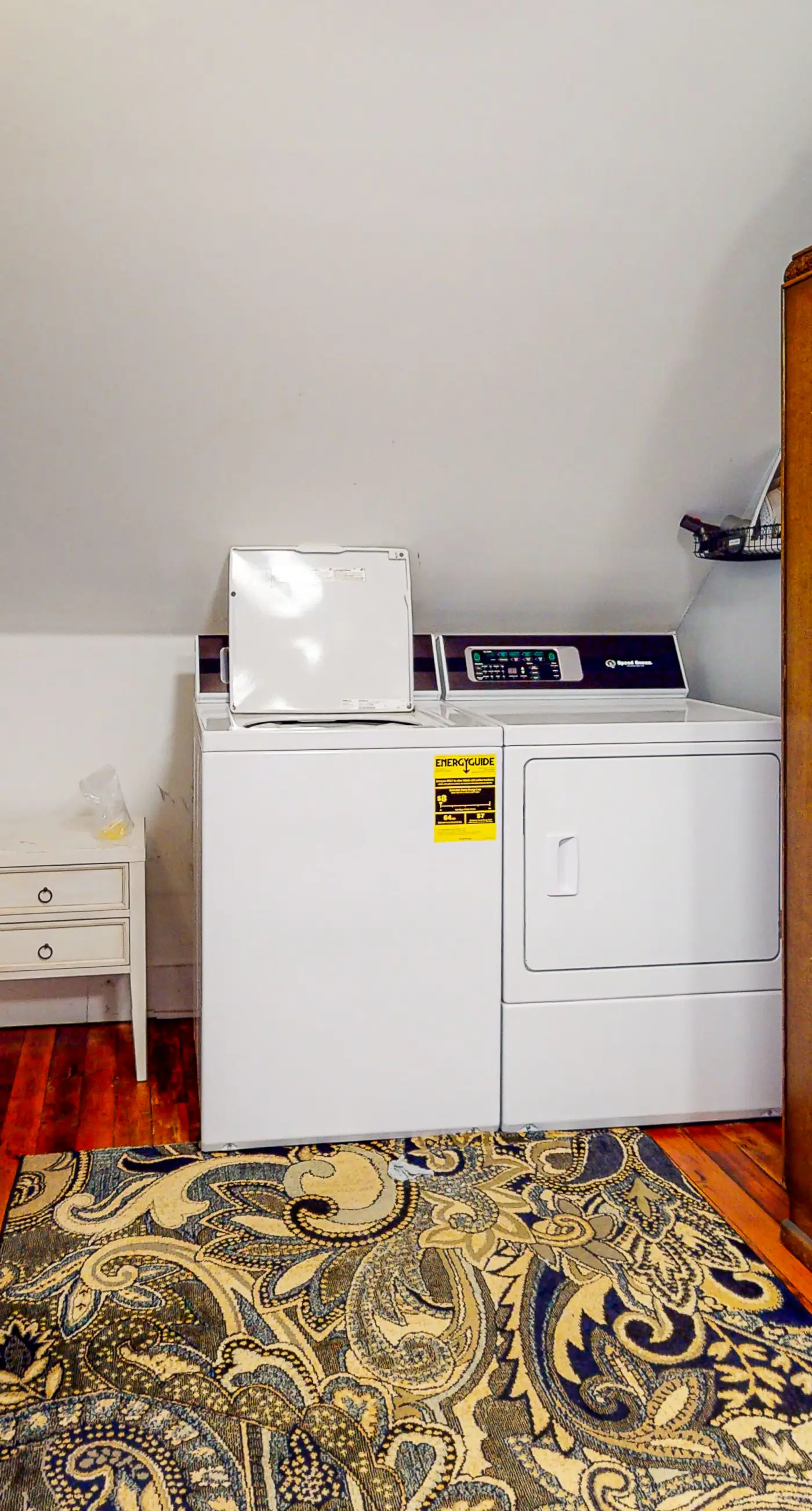 Dog Friendly Cottage with Private Hot Tub Close to Beach and Downtown