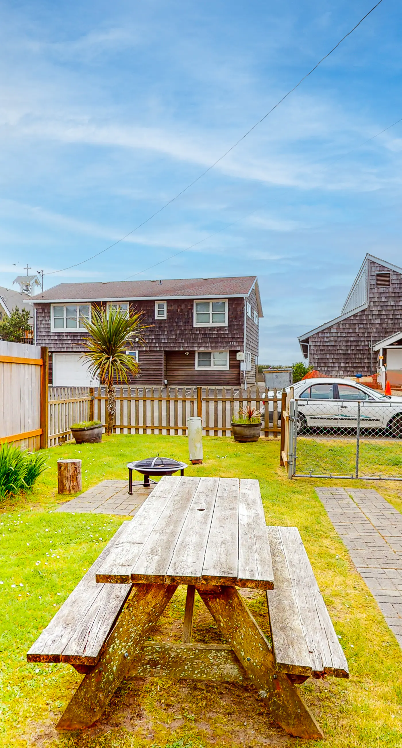 Dog Friendly Cottage with Private Hot Tub Close to Beach and Downtown